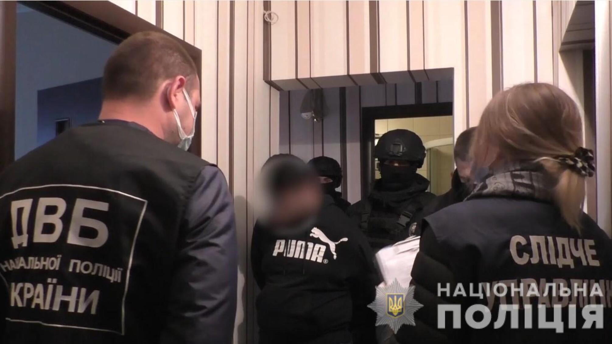 У Миколаєві правоохоронці затримали організовану групу, яка займалася збутом метадону та намагалася підкупити посадовця поліції