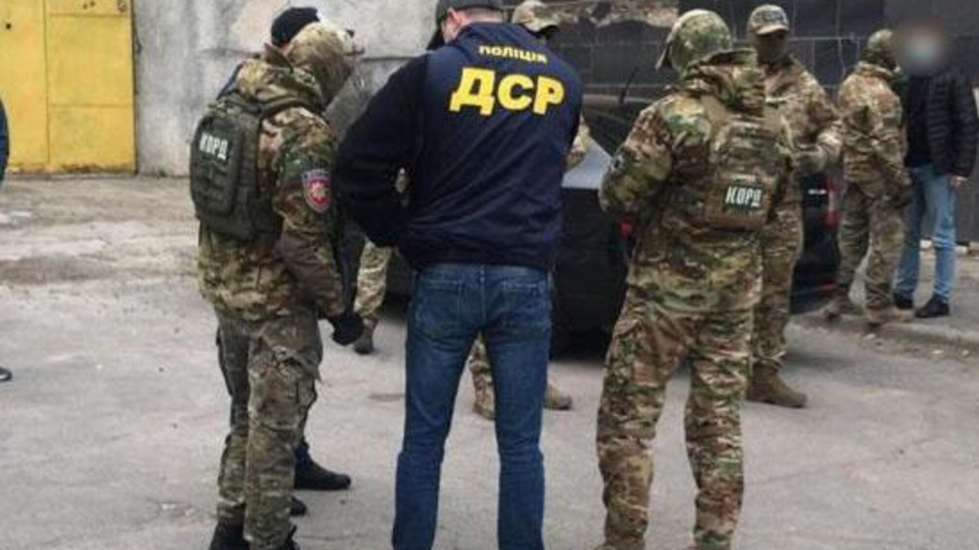 В Херсоні поліцейські викрили злочинне угрупування за поширення злочинного впливу та збут наркотиків засудженим виправної установи