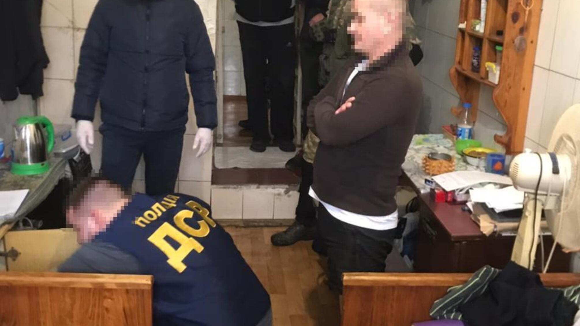 «Вибивали» кошти у так званий «общак» і поширювали злочинний вплив – поліцейські повідомили про підозри «смотрящому» за Полтавським СІЗО та його спільнику