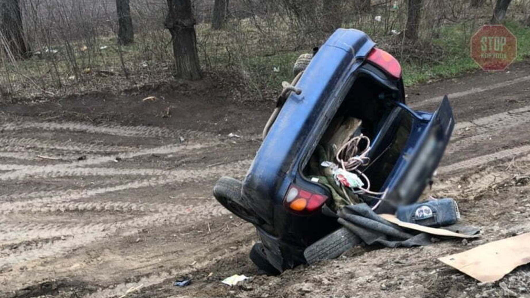 На Черкащині під час ДТП перекинувся легковик, є загиблі (фото)