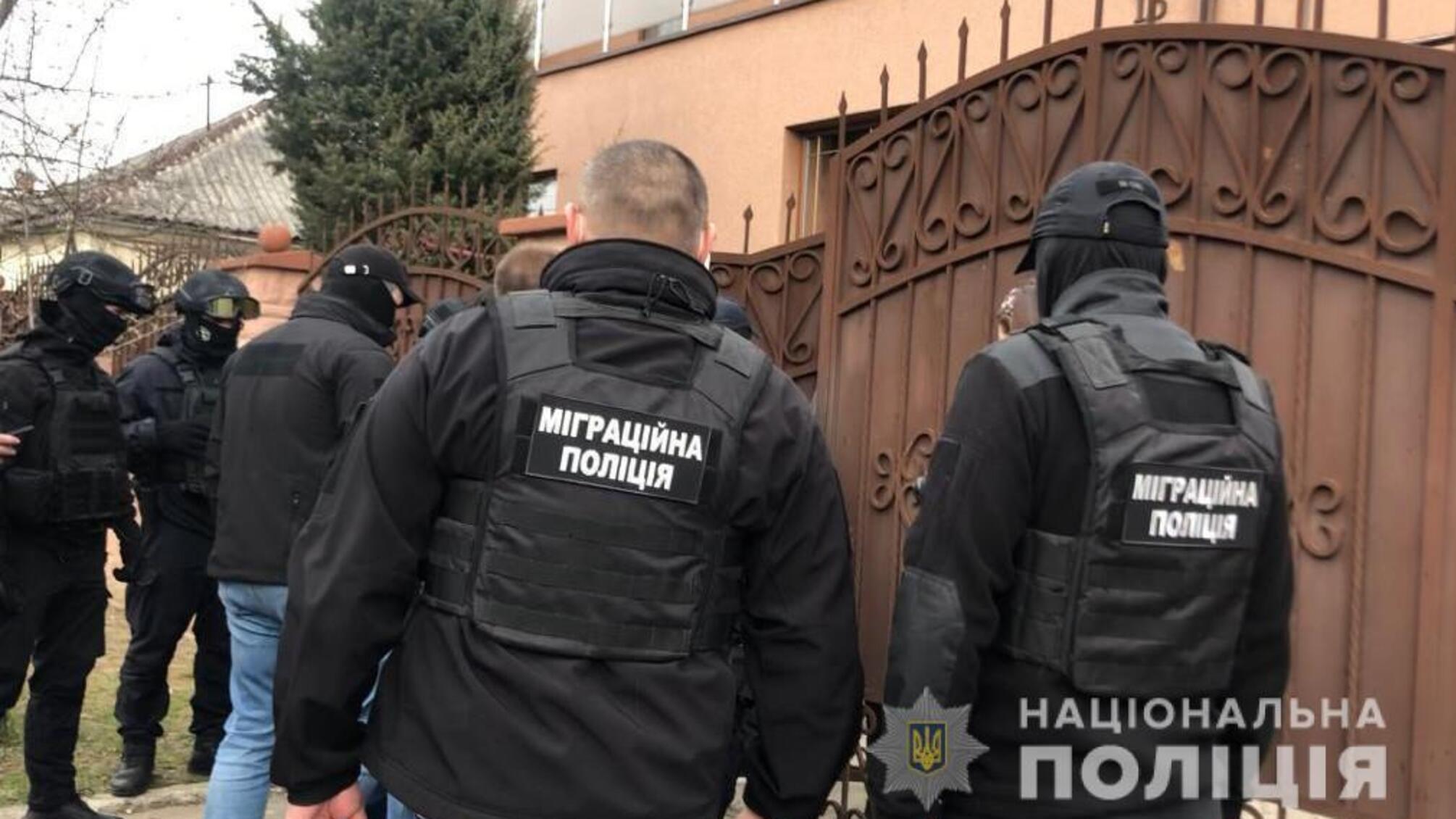 На Закарпатті поліцейські викрили зловмисника, який силою утримував у неволі іноземців