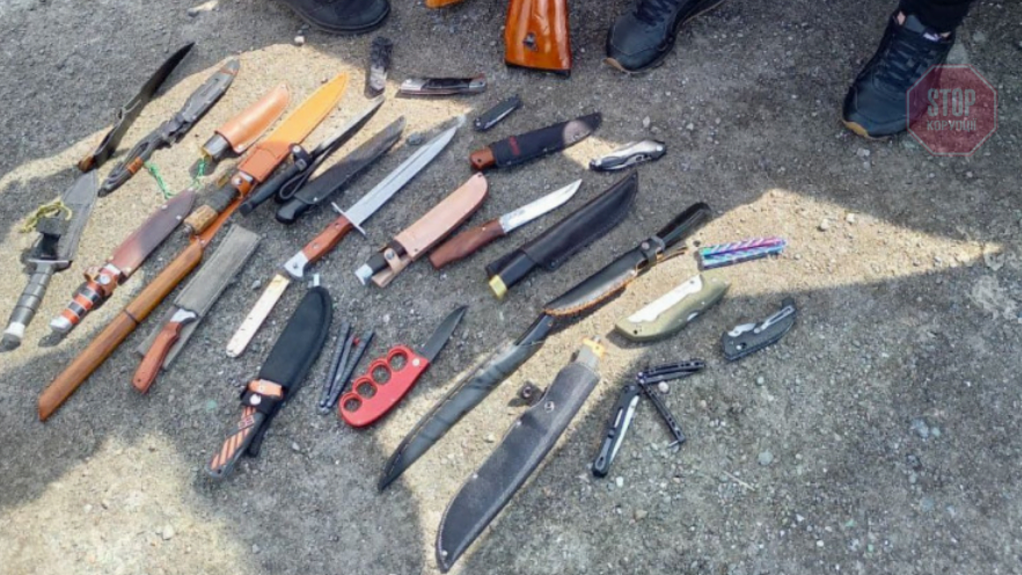 Новости Днепра: у мужчины в машине нашли арсенал холодного оружия