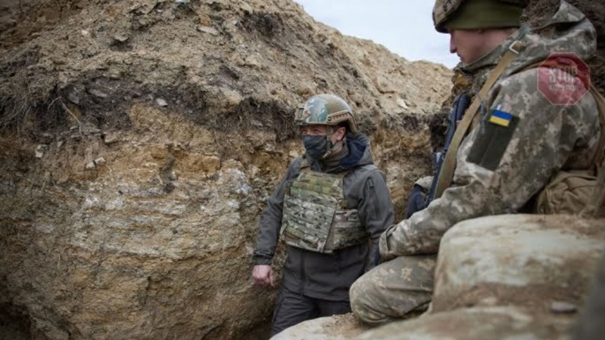 На передовій президент пообідав з українськими захисниками та роздав подарунки