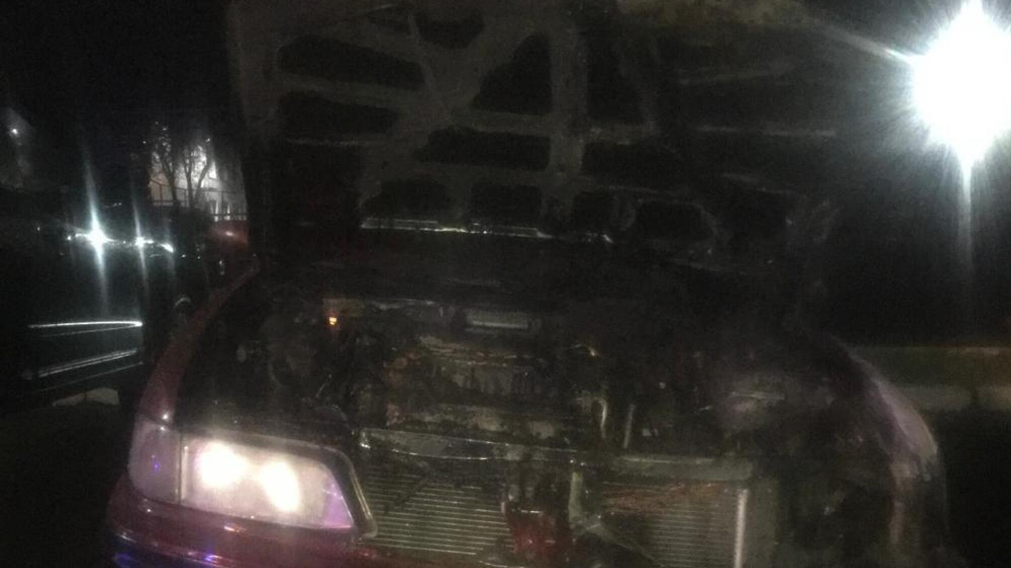 Правоохоронці розслідують обставини займання двох автомобілів у Чорноморську