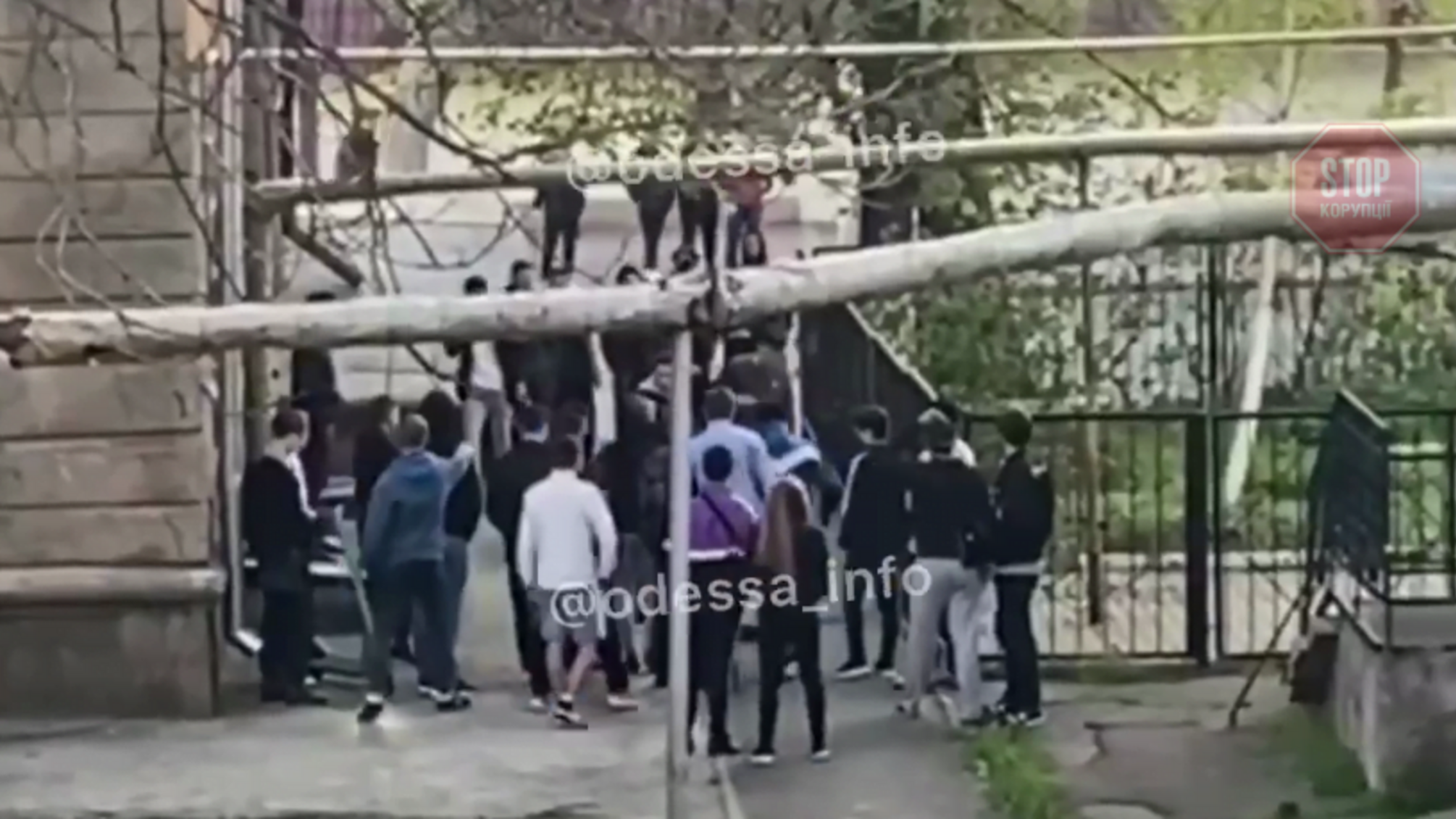 В Одесі підлітки влаштували масову бійку, є поранені (фото)
