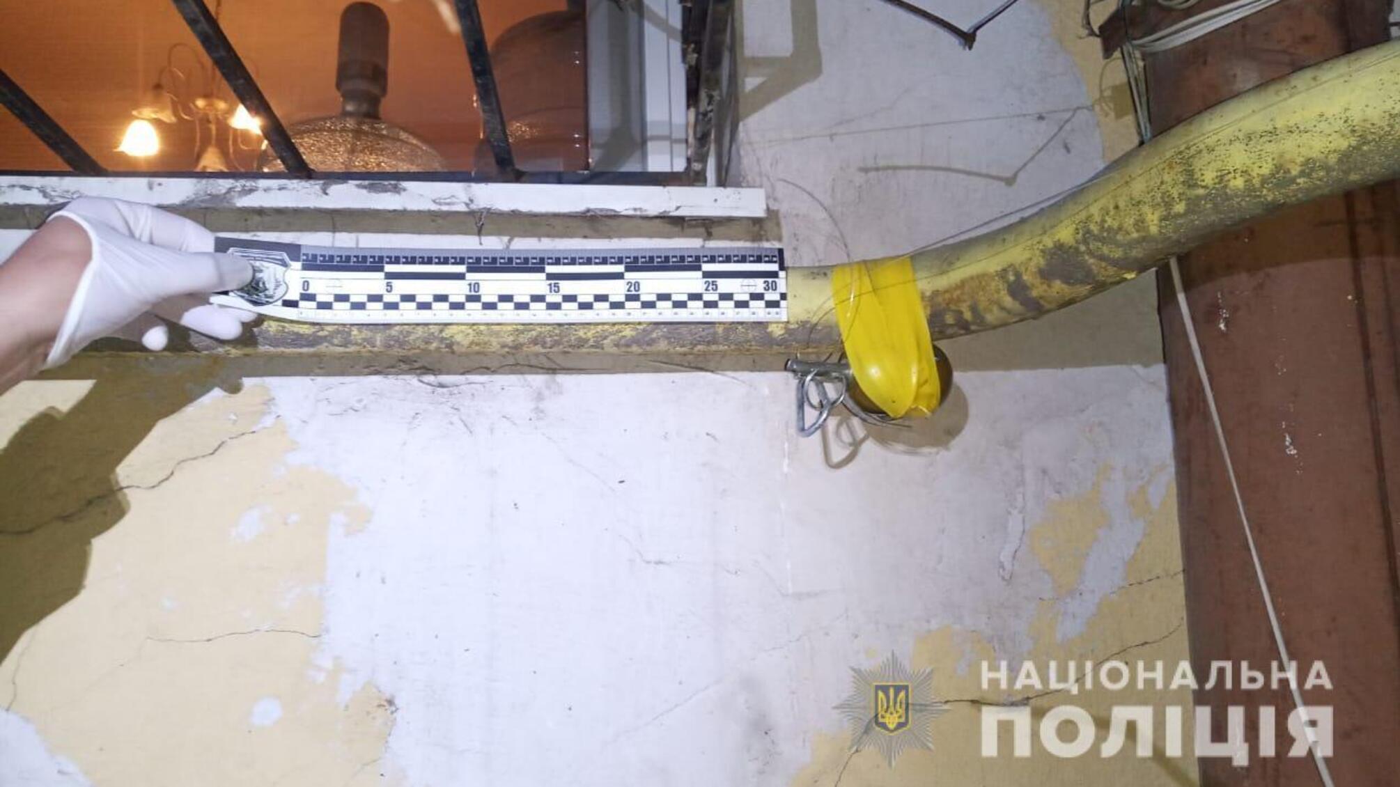 Одеські поліцейські розпочали розслідування за фактом виявлення вибухового пристрою біля житлового будинку на вулиці Кінній