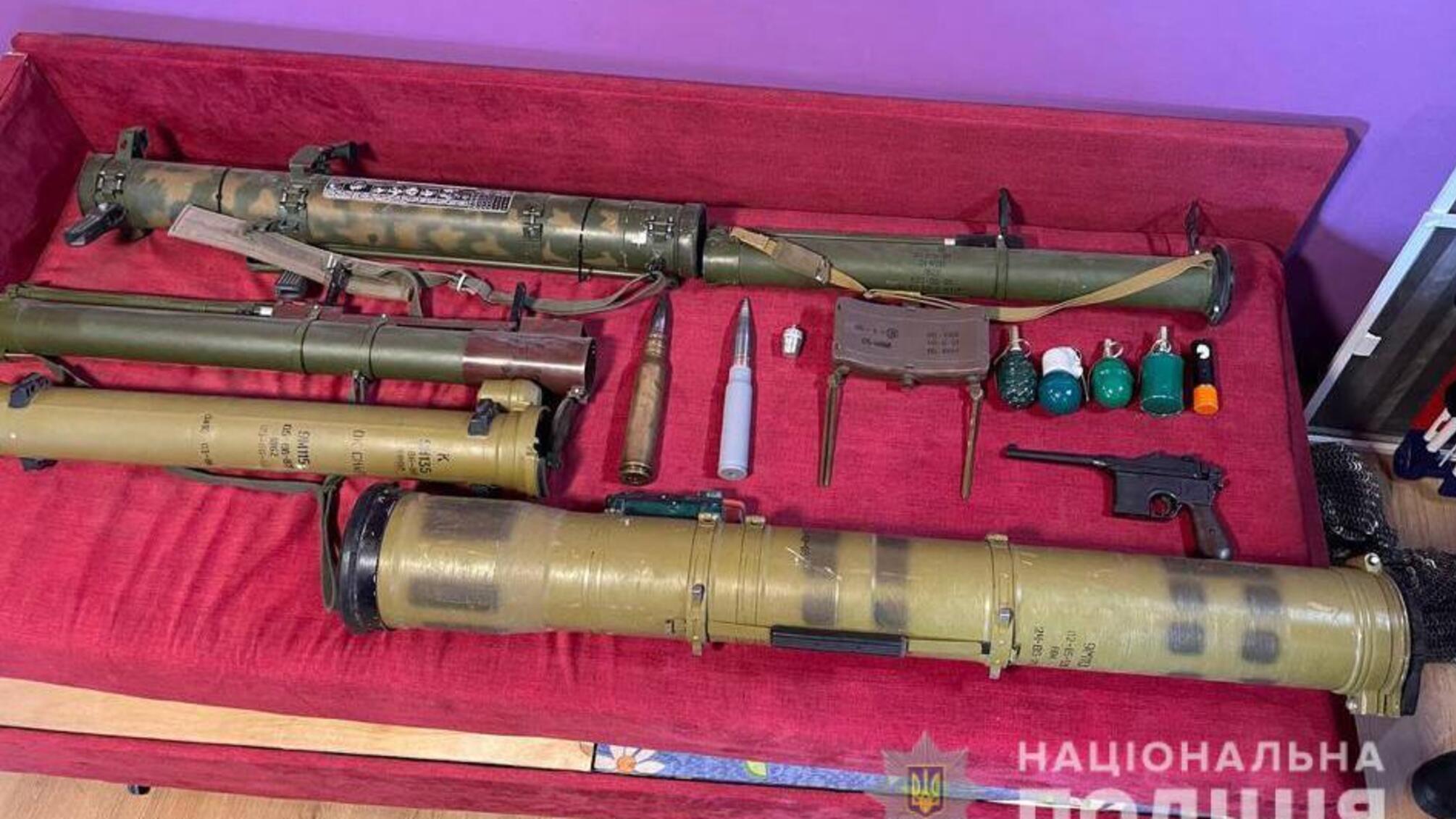 На Дніпропетровщині поліцейські затримали злочинну групу збувачів вогнепальної зброї та вибухівки