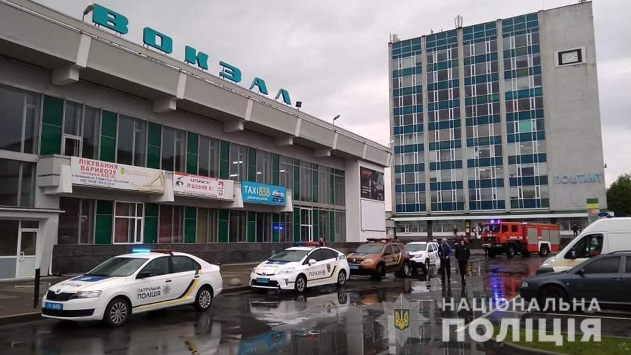 Хмельницькі слідчі оголосили про підозру чоловікові за неправдиве повідомлення про замінування залізничного вокзалу