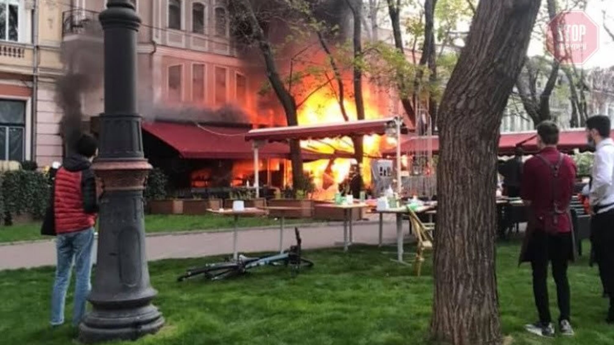 Новини Одеси: у центрі міста загорівся ресторан (фото, відео)