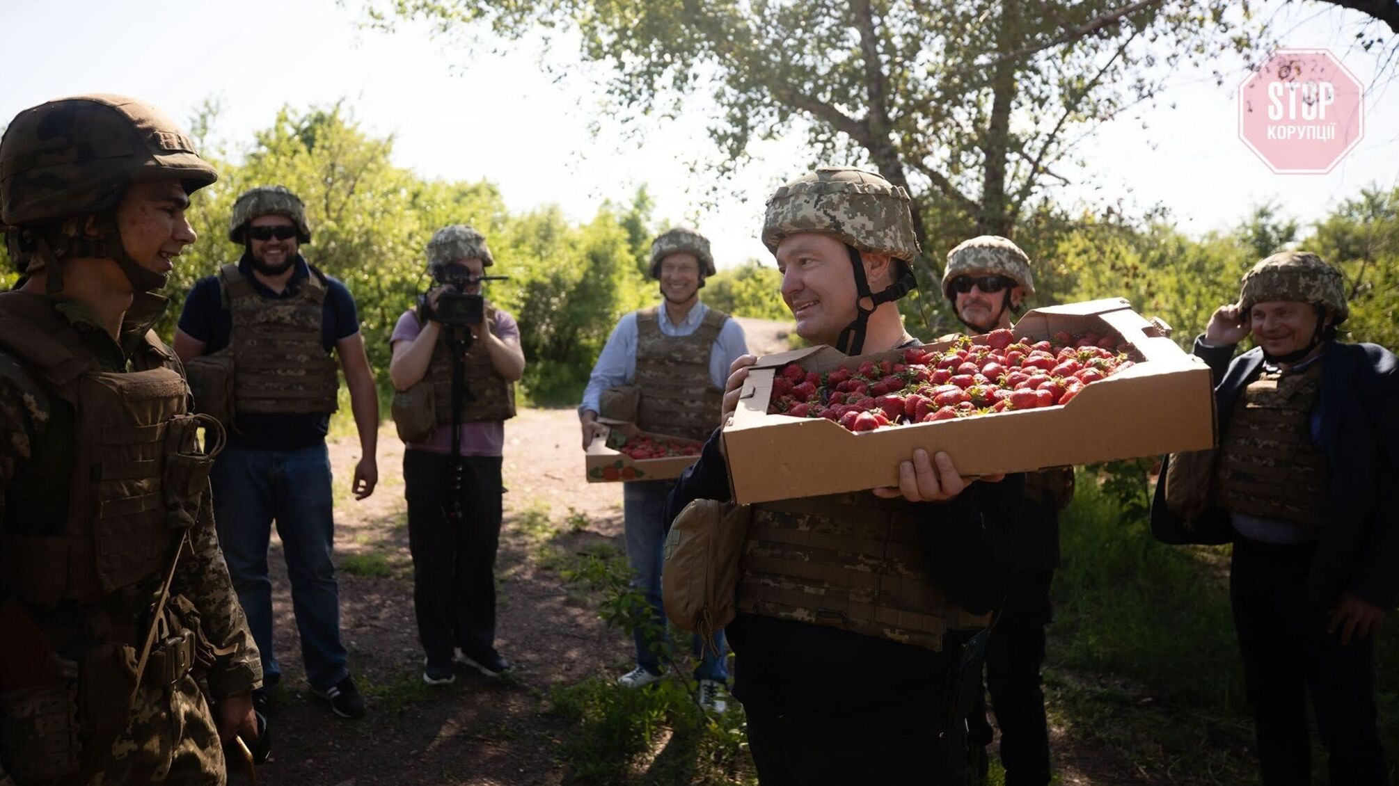 Клубничка от Порошенко: екс-президент привез на передовую ягоды