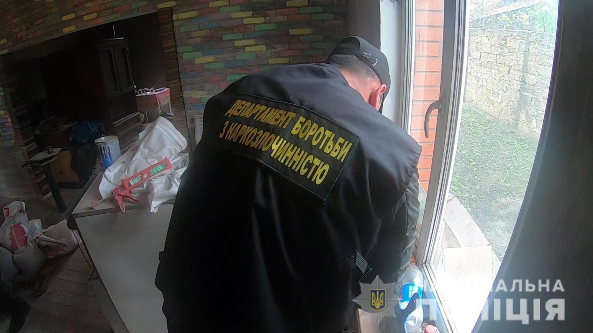 Жителя Одеси поліцейські викрили у незаконному вирощуванні конопель та зберіганні наркотичних засобів