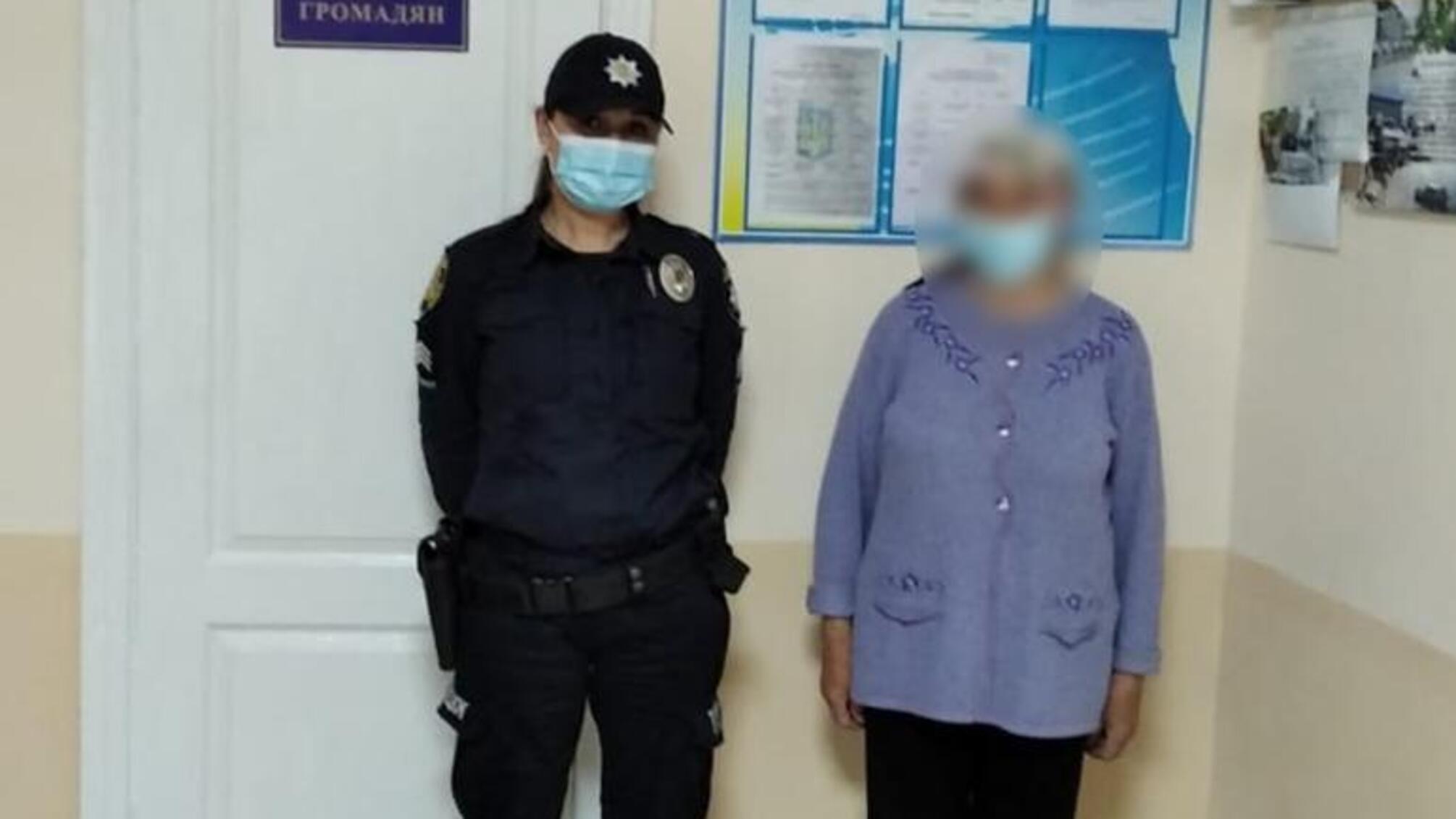 На Одещині поліцейські передали родичам пенсіонерку, яку знайшли за одинадцять кілометрів від дому
