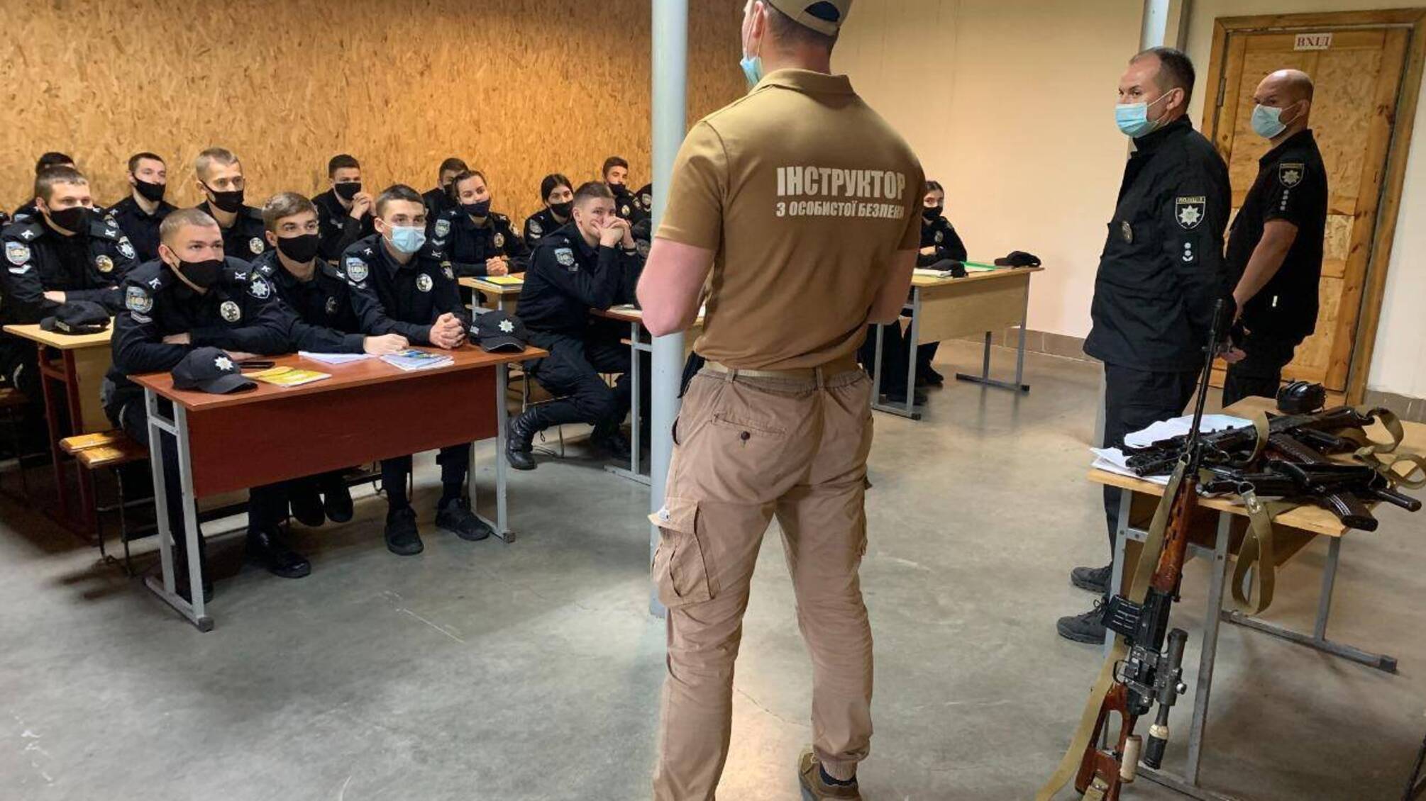 Одеські поліцейські взяли участь у бінарних курсах зі стрільби, що проводилися з курсантами місцевого спеціалізованого вишу