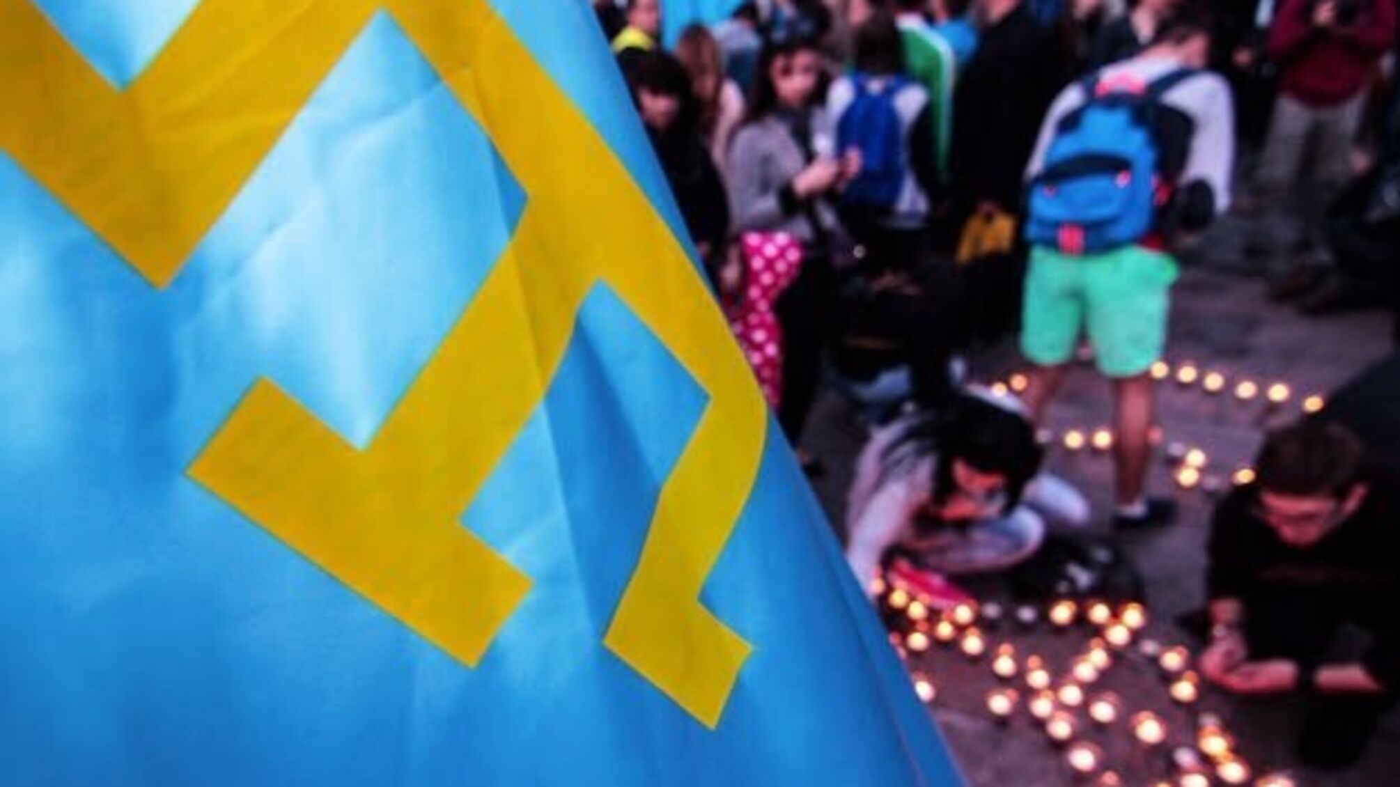 Біля столичної мерії підняли кримськотатарський прапор