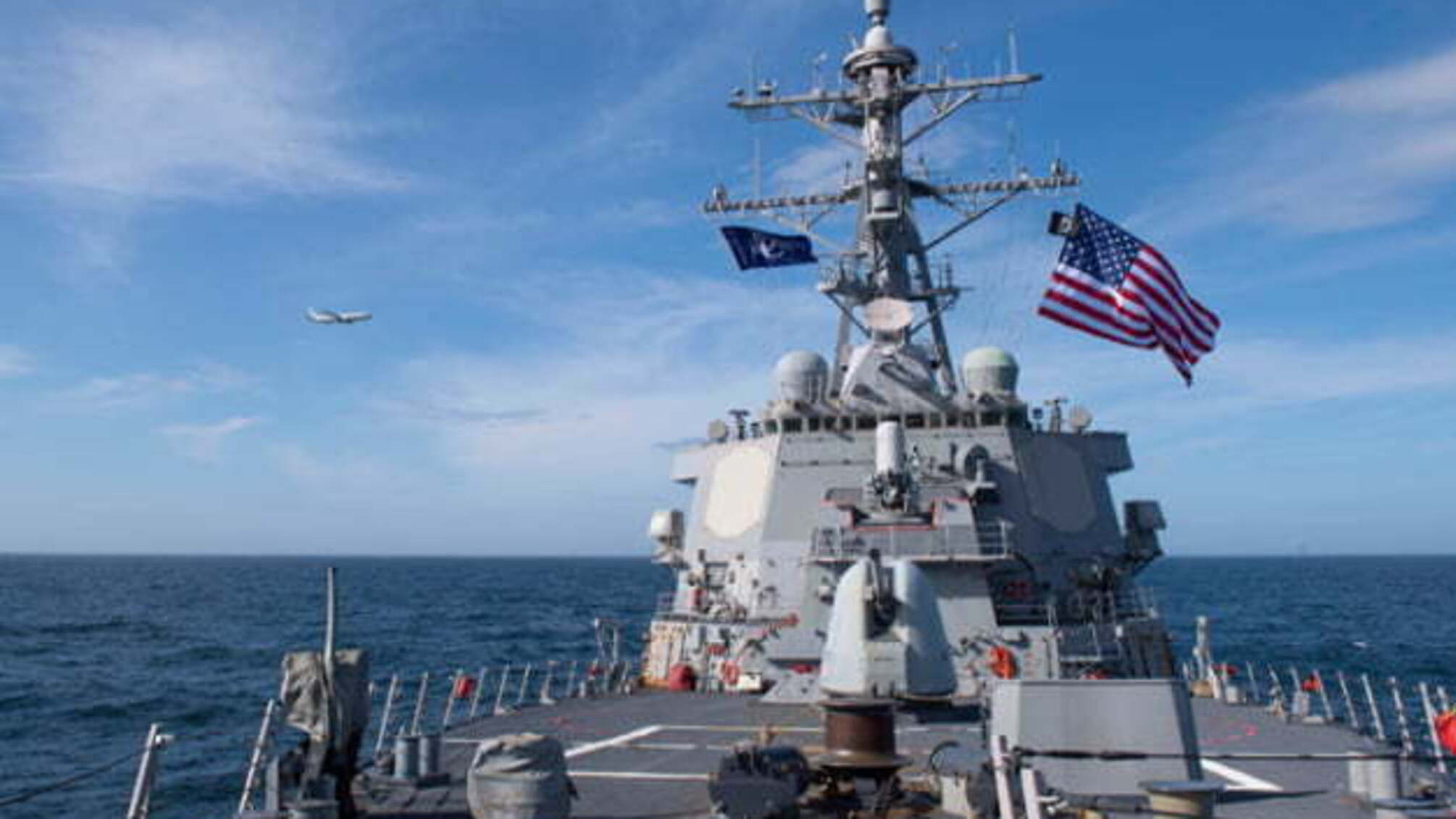 Корабель США відкрив попереджувальний вогонь у бік іранських катерів – Пентагон