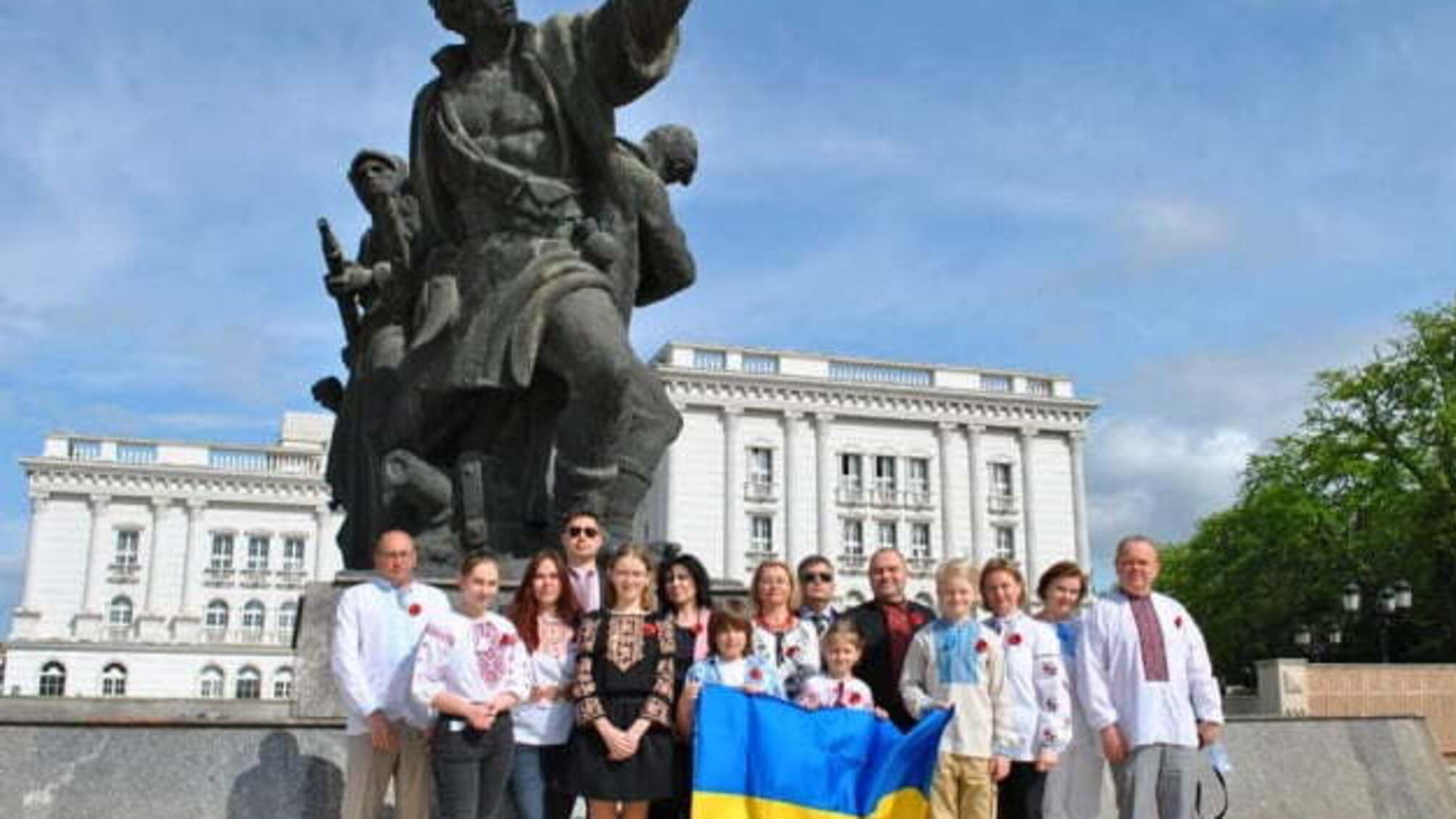 У Сербії українська громада поклала квіти до пам’ятника Визволителям міста Скоп’є