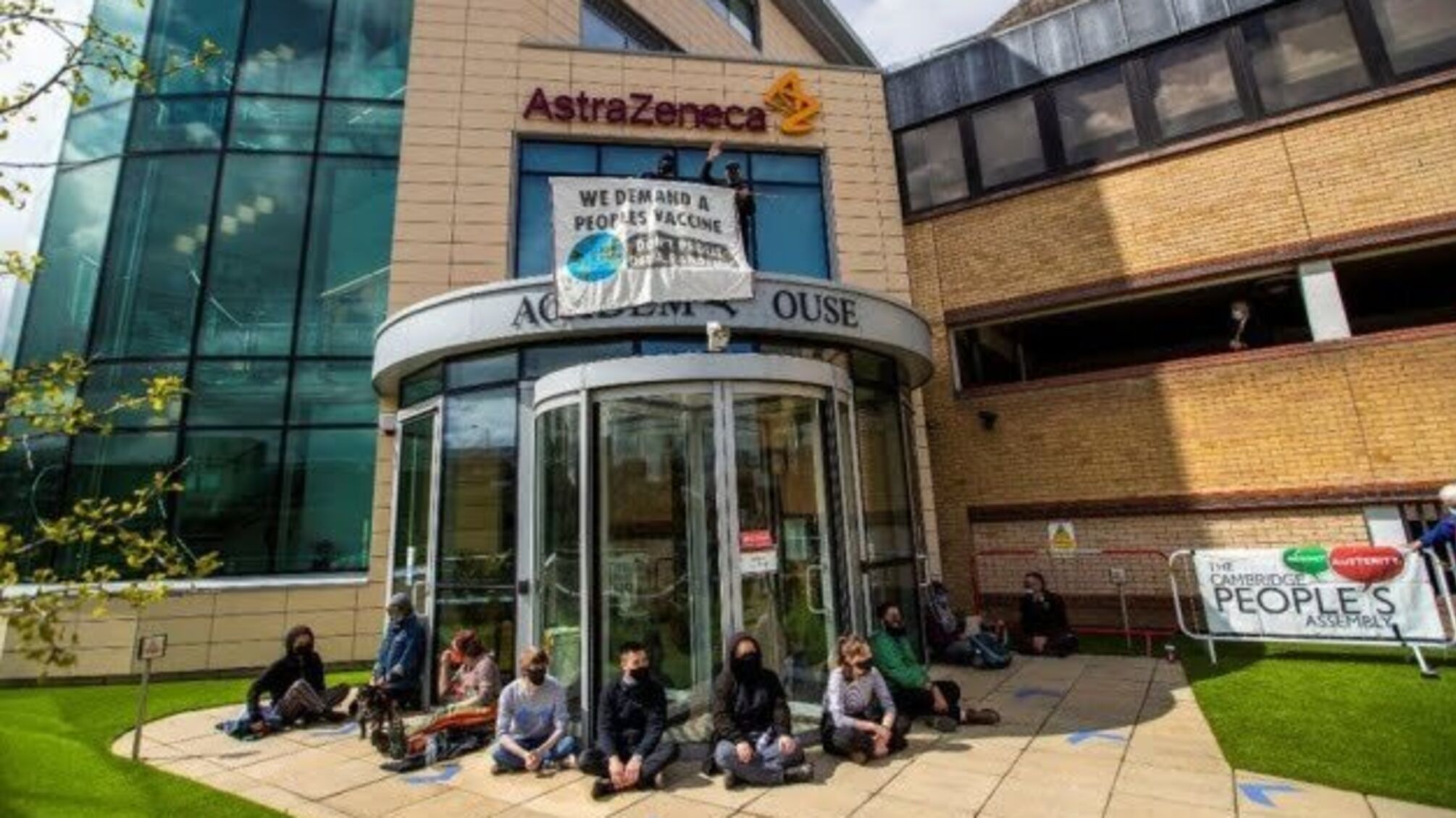 Під офісом AstraZeneca активісти вимагали поділитись технологією вакцини
