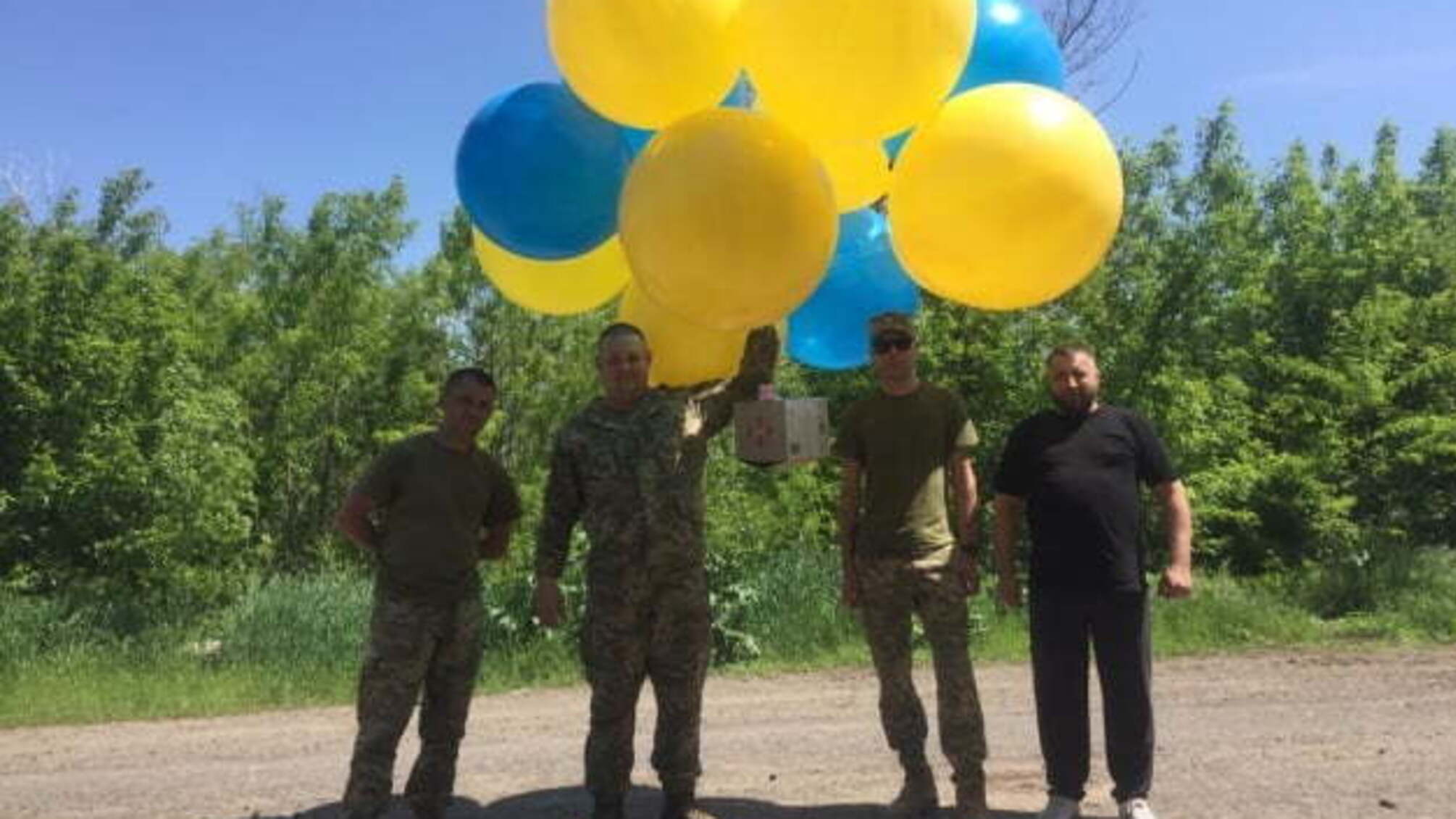 Волонтери та військові відправили на повітряних кульках до Донецька тисячі листівок