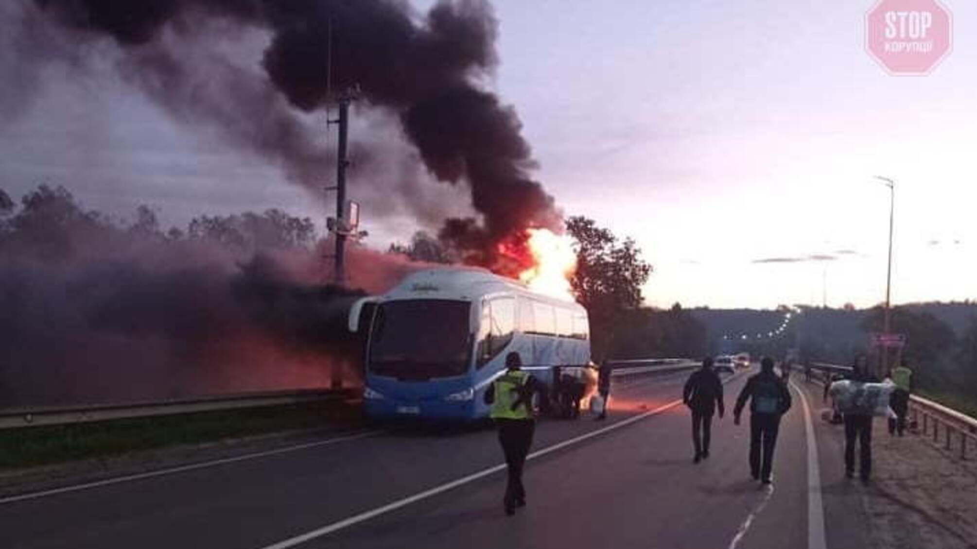 Во Львовской области загорелся автобус с пассажирами (фото)