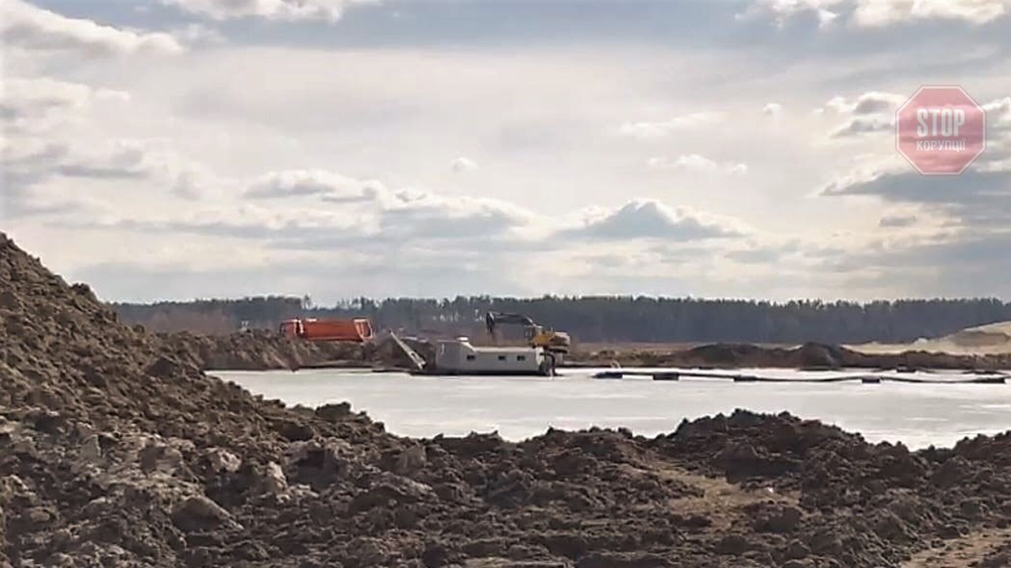 Поймали на горячем: активисты и полиция обнаружили пещаных нелегалов возле реки Ирпинь (фото)