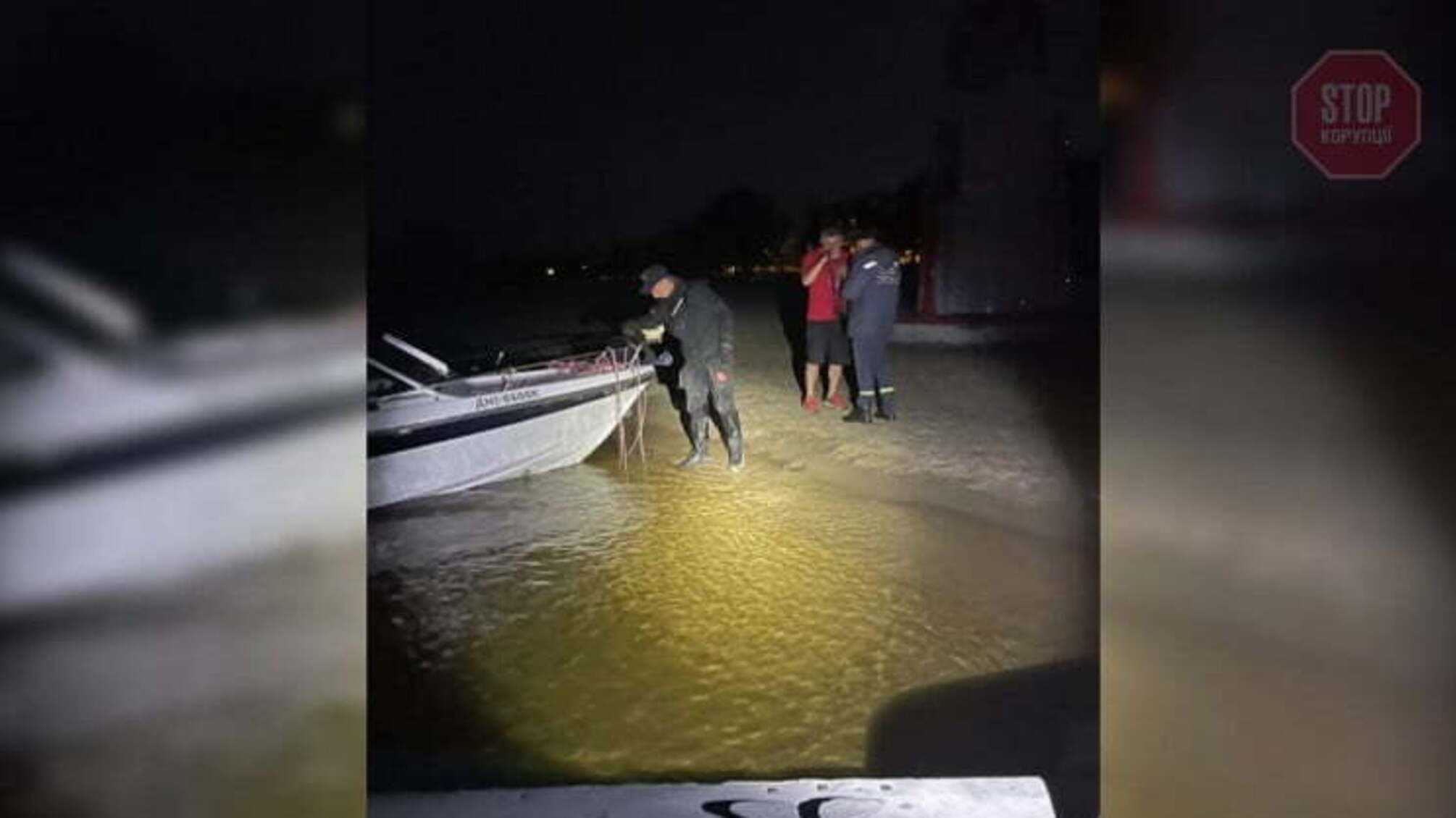 Новости Днепра: водолазы спасали компанию с ребенком, которые застряли на лодке
