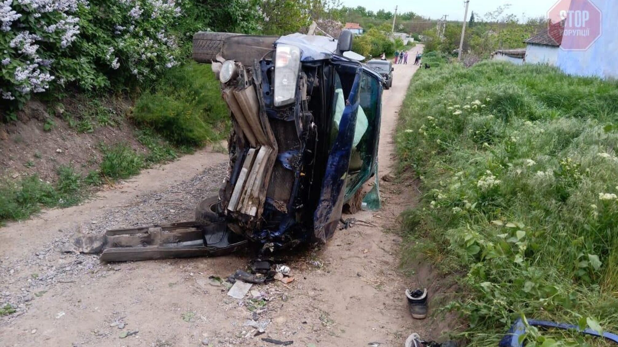 В Николаевской области мужчина угнал автомобиль и попал в аварию через несколько десятков метров (фото)