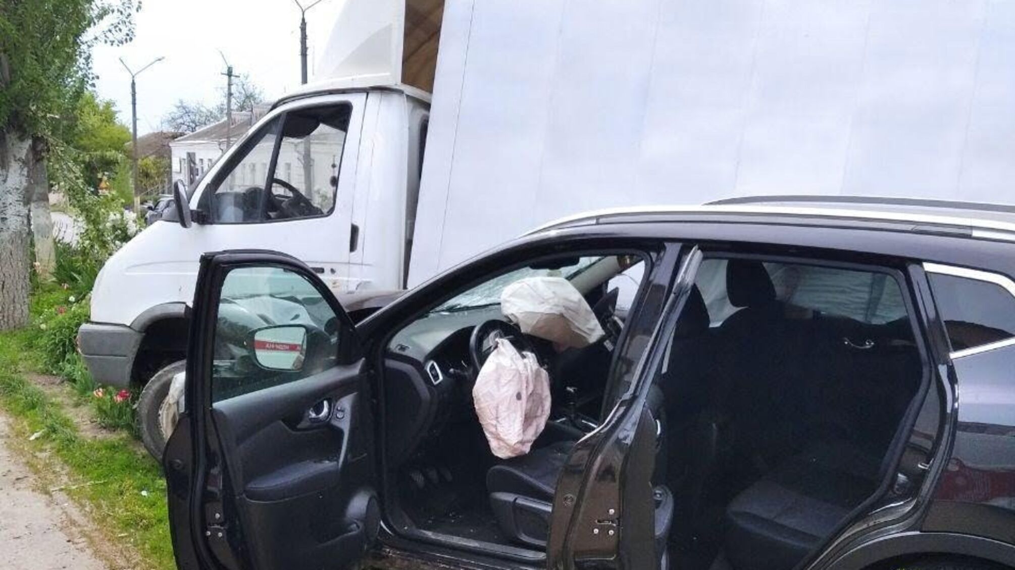 На Миколаївщині джип влетів у вантажівку, є постраждалі (фото)