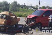 В Одессе микроавтобус врезался в легковой автомобиль, есть погибшие и раненые (фото)