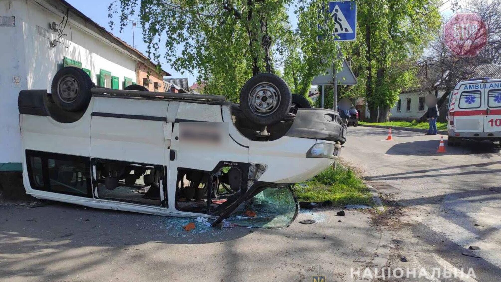 В Полтаве микроавтобус влетел в машину скорой помощи и перевернулся на крышу (фото)