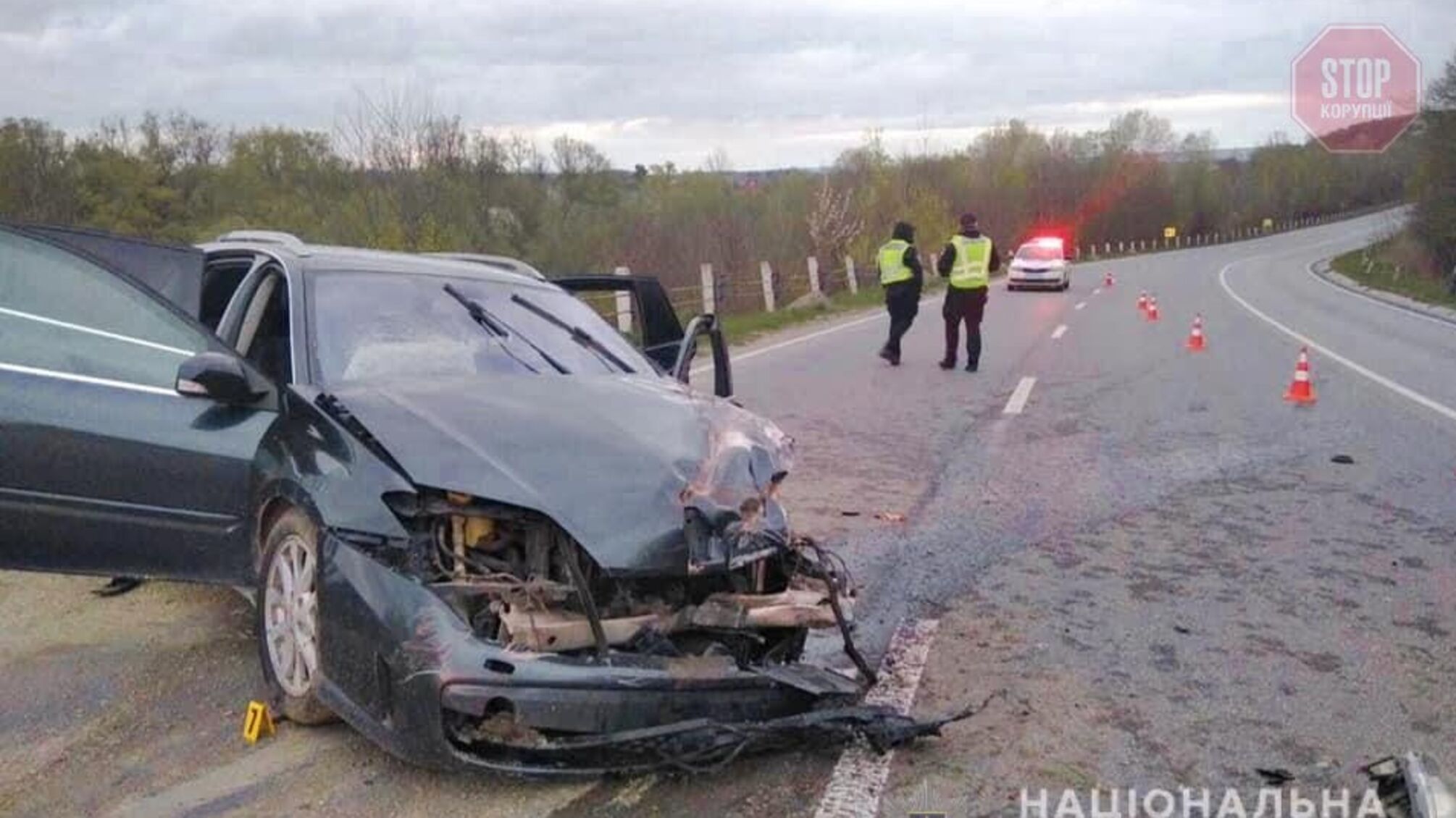 На Прикарпатье автомобиль влетел в отбойник, есть погибший (фото)