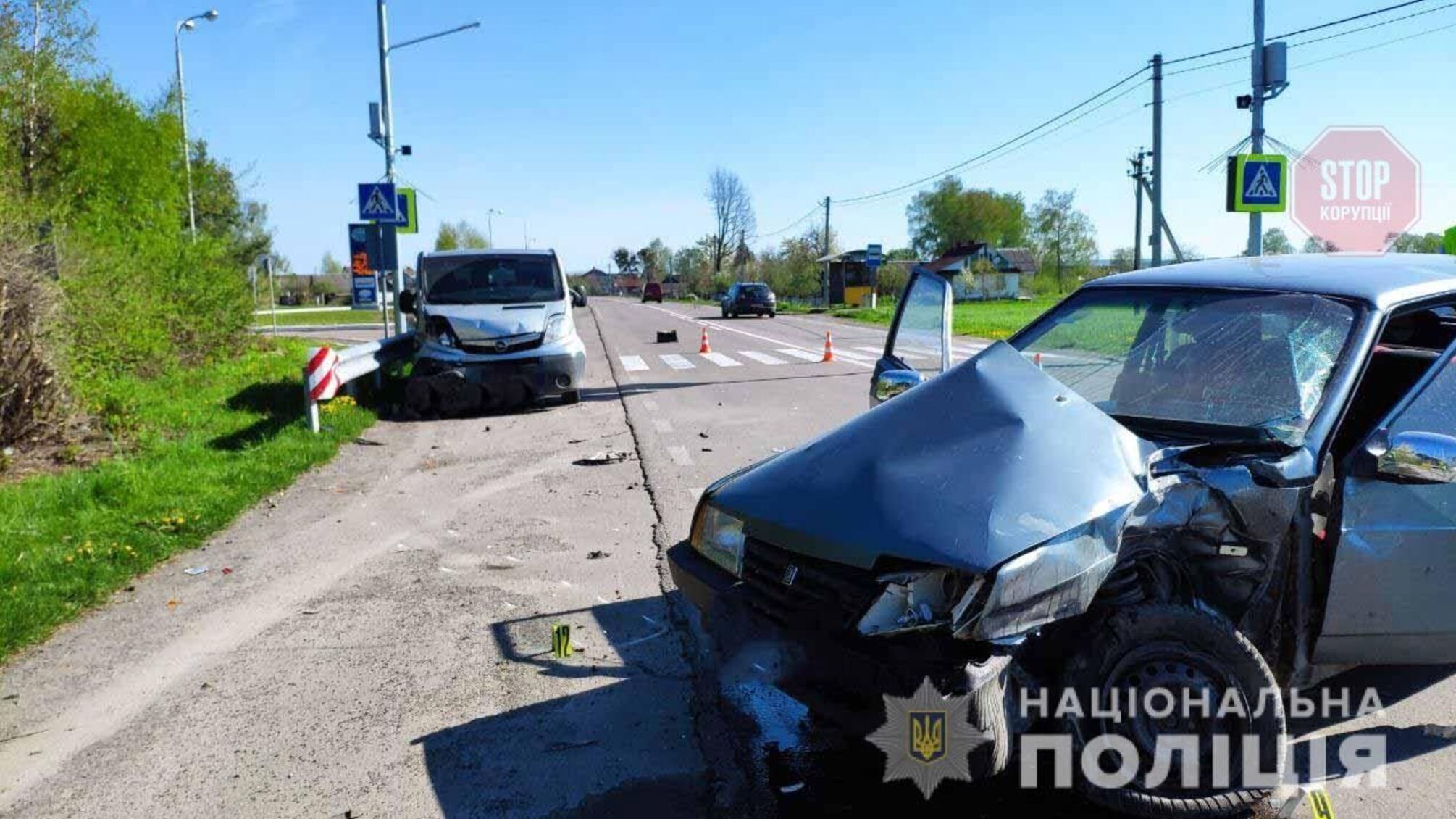 На Рівненщині легковик влетів у мікробус, є поранені (фото)