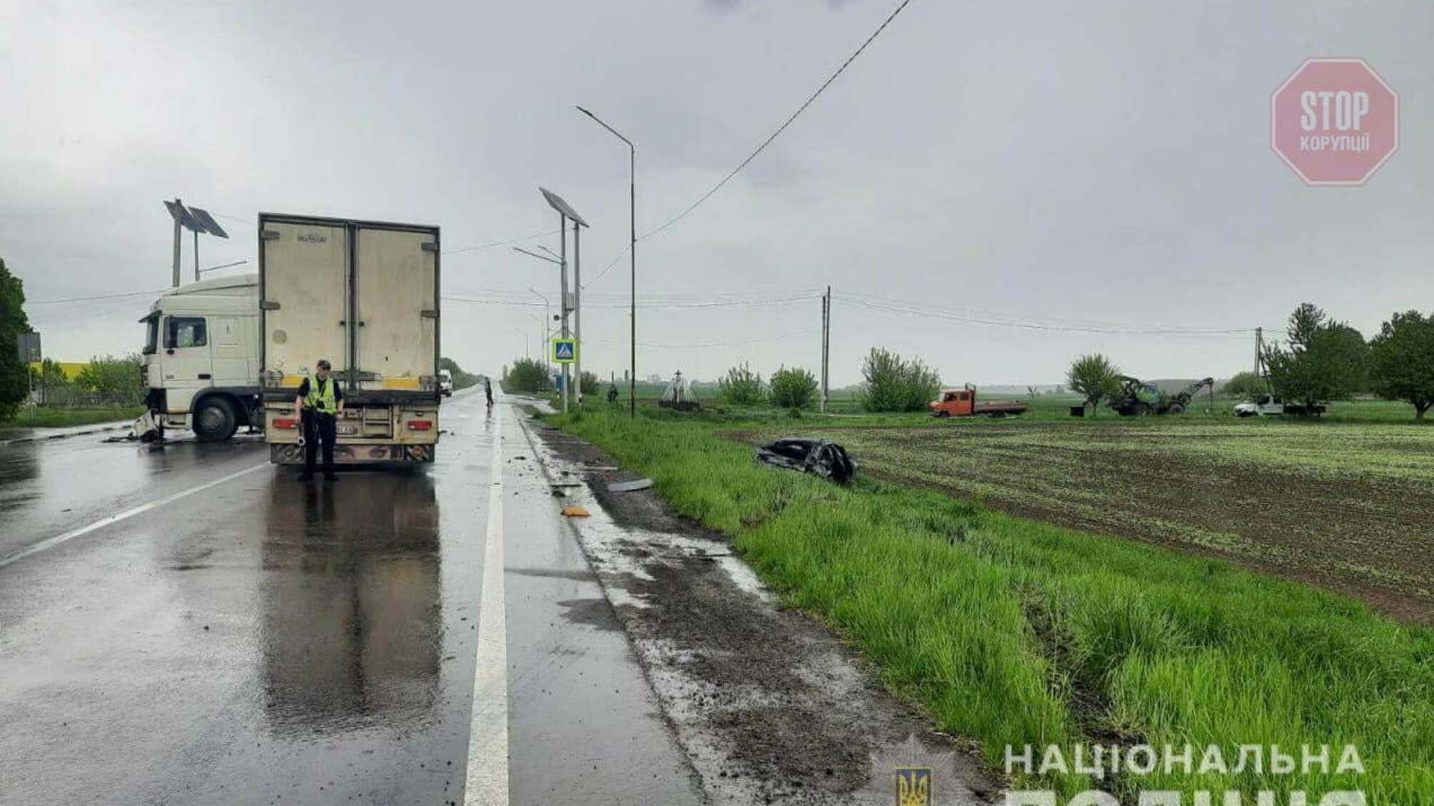 На Волыни автомобиль врезался в грузовик, три человека пострадали (фото)
