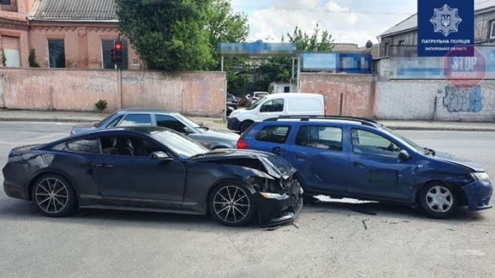 Новости Запорожья: автомобиль Dacia врезался в Ford Mustang (фото)