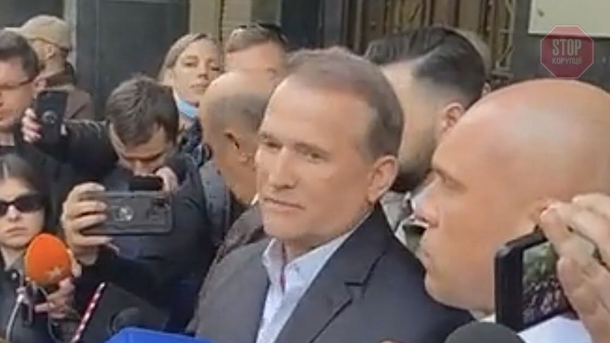 Медведчук вийшов до преси і заявив, що йому не вручили підозру (відео)