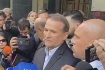 Медведчук вийшов до преси і заявив, що йому не вручили підозру (відео)