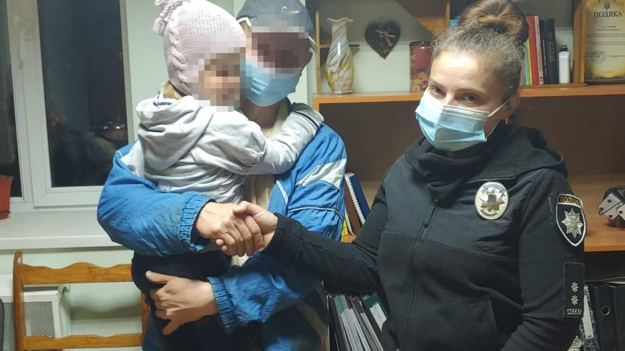 4-річну дівчинку, яку без нагляду дорослих виявили на вулиці в Подільську, повернули батькам
