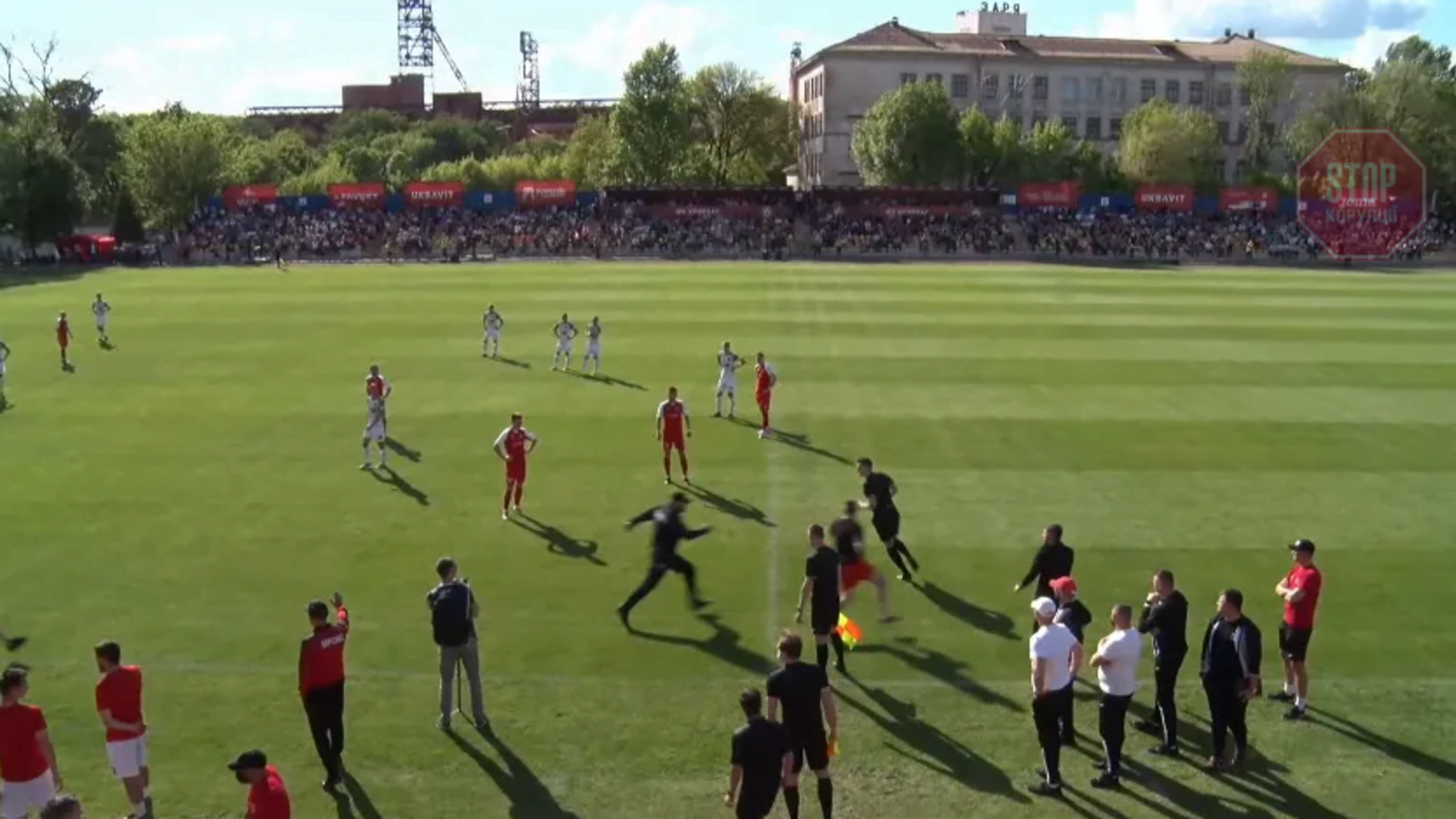 Новости Кривого Рога: болельщики с палкой напали на поле на арбитра, остановив матч ЧУ