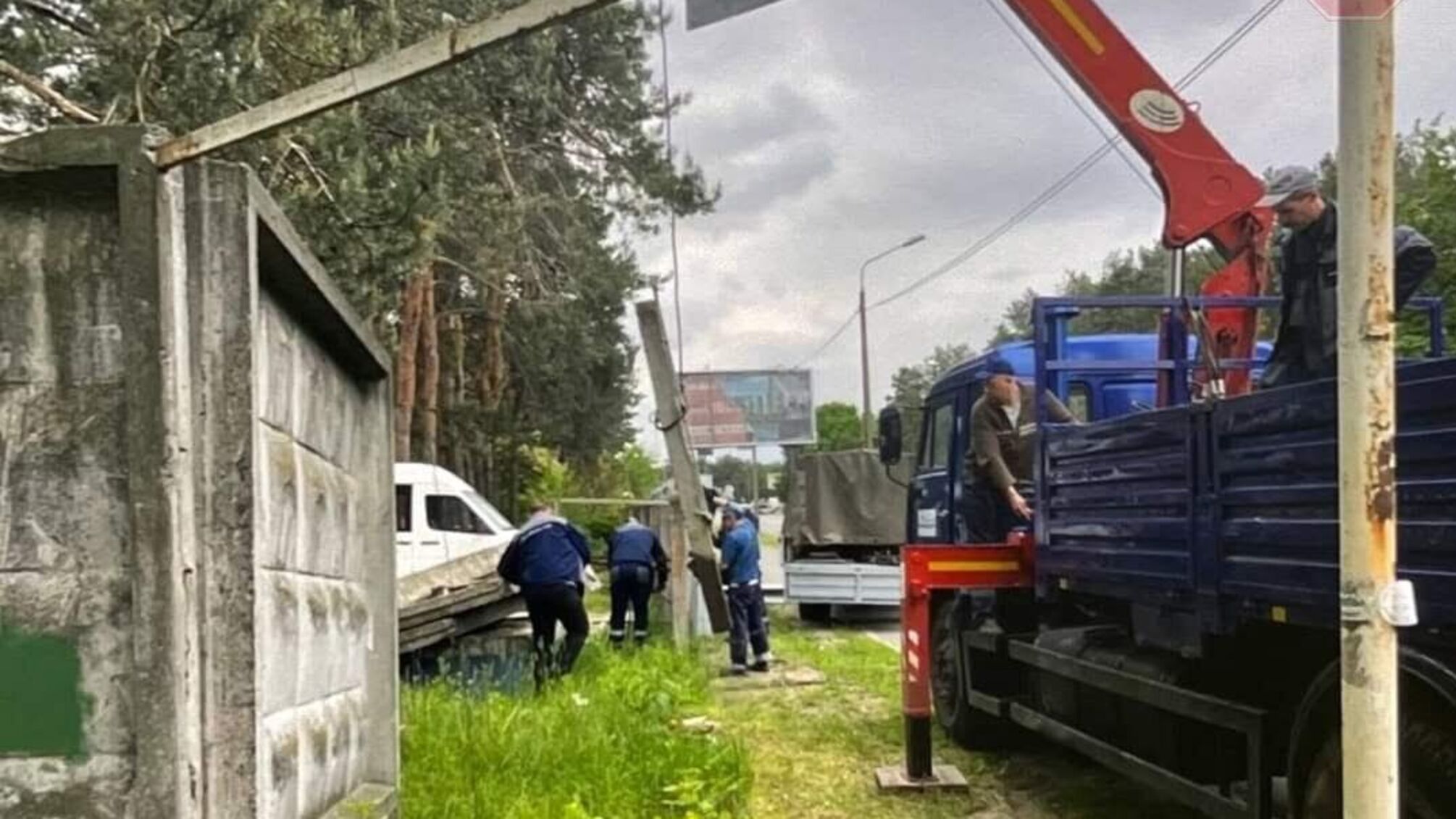 У Києві на Жмаченка демонтували будпаркан і звільнили територію парку