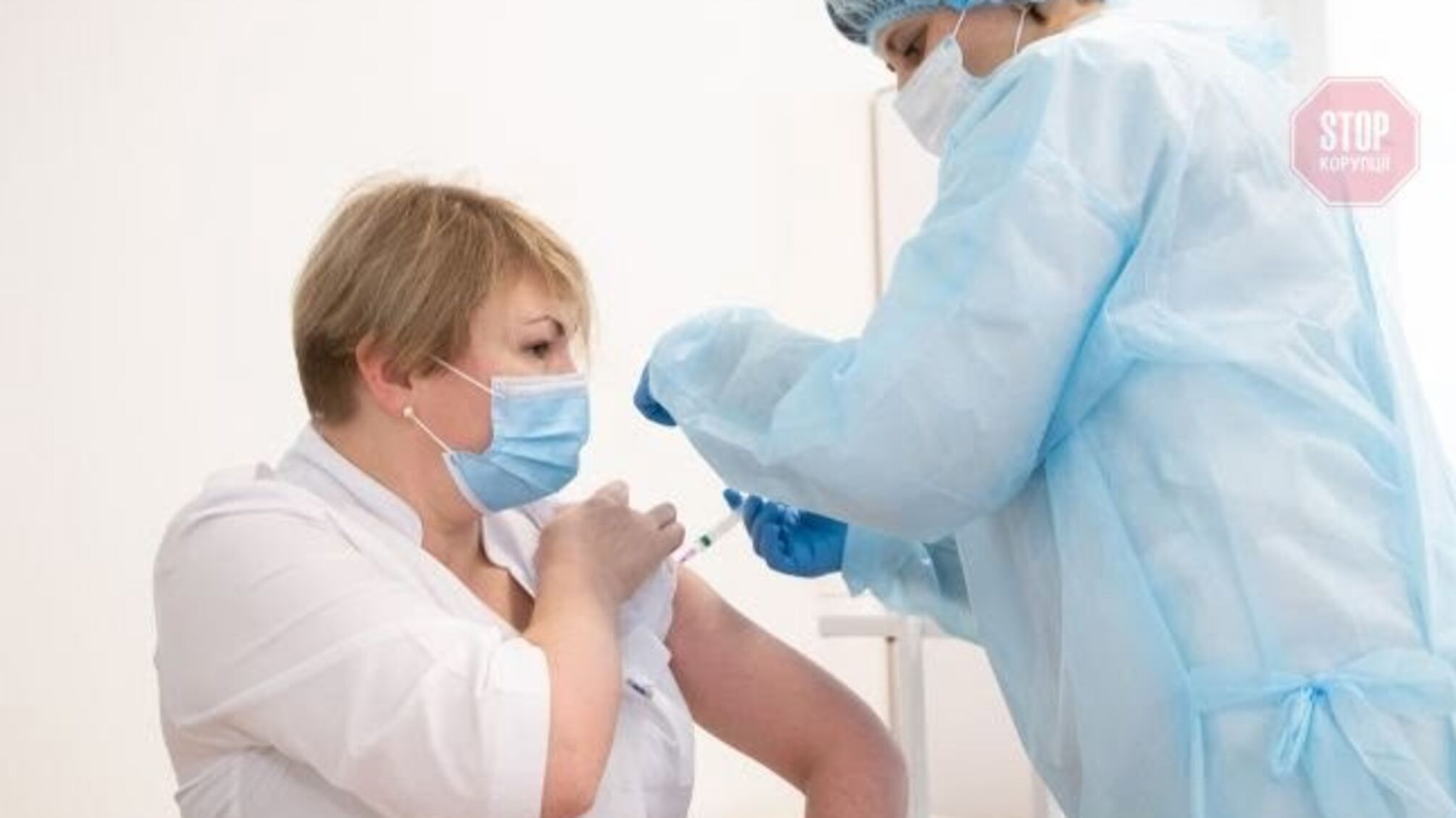 В Украине почти миллион человек получили вакцину от COVID-19