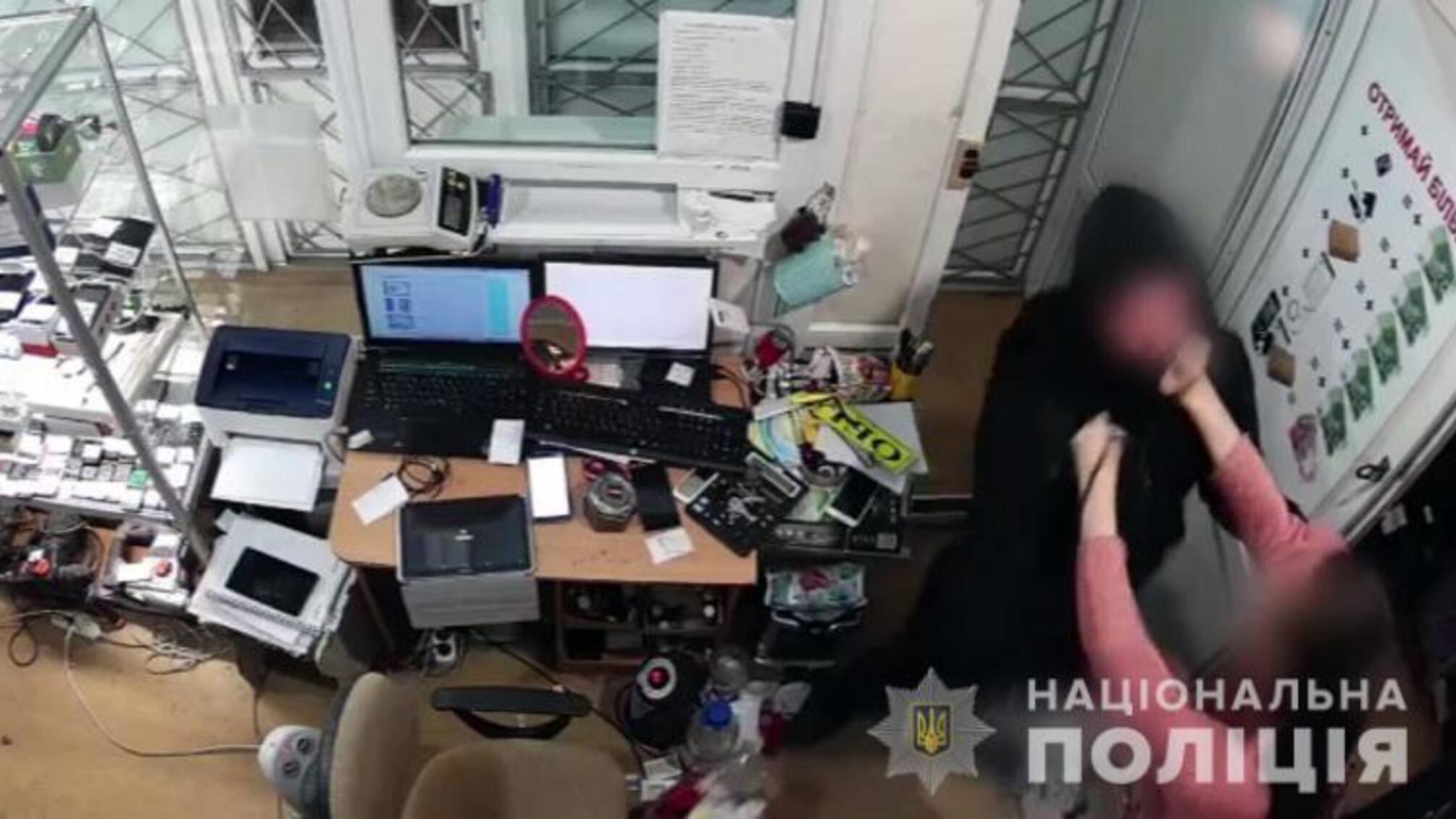 Київські оперативники затримали чоловіка за розбійний напад на ломбард