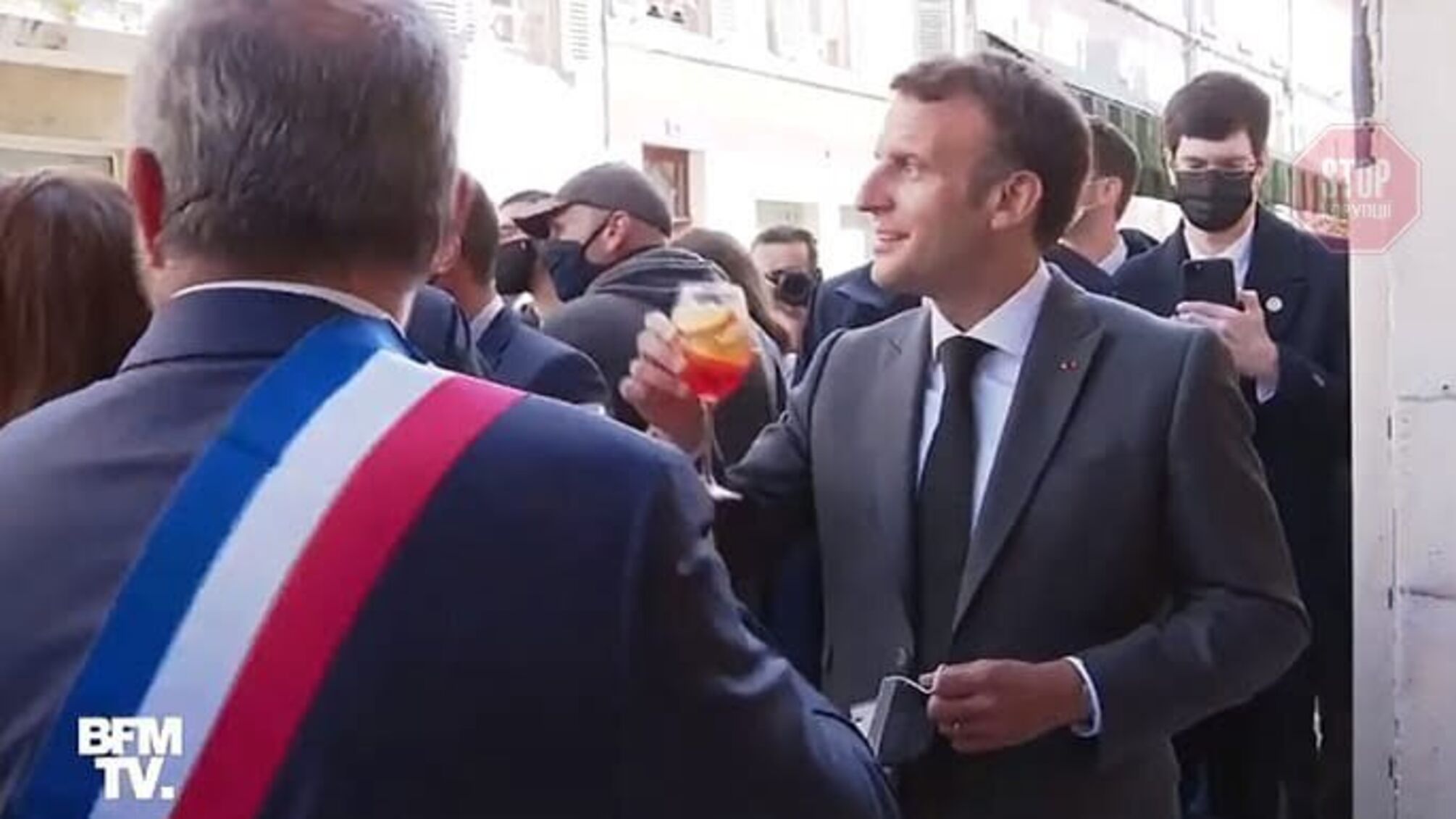 'За Україну!': Макрон під український тост відсвяткував відкриття терас ресторанів (відео)