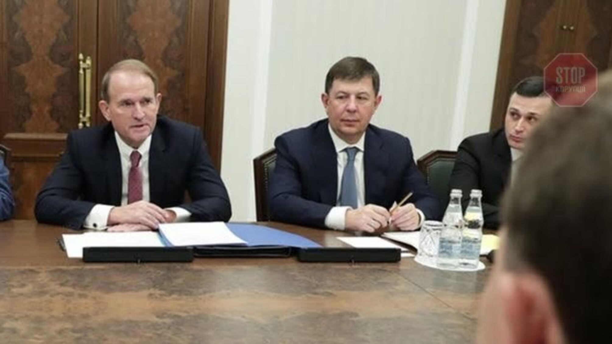 Нардепам Медведчуку та Козаку оголошено про підозру за державну зраду