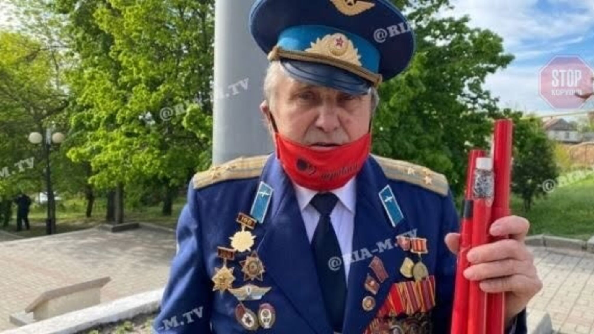 В Мелитополе у ветерана компартии отобрали красные флаги (видео)