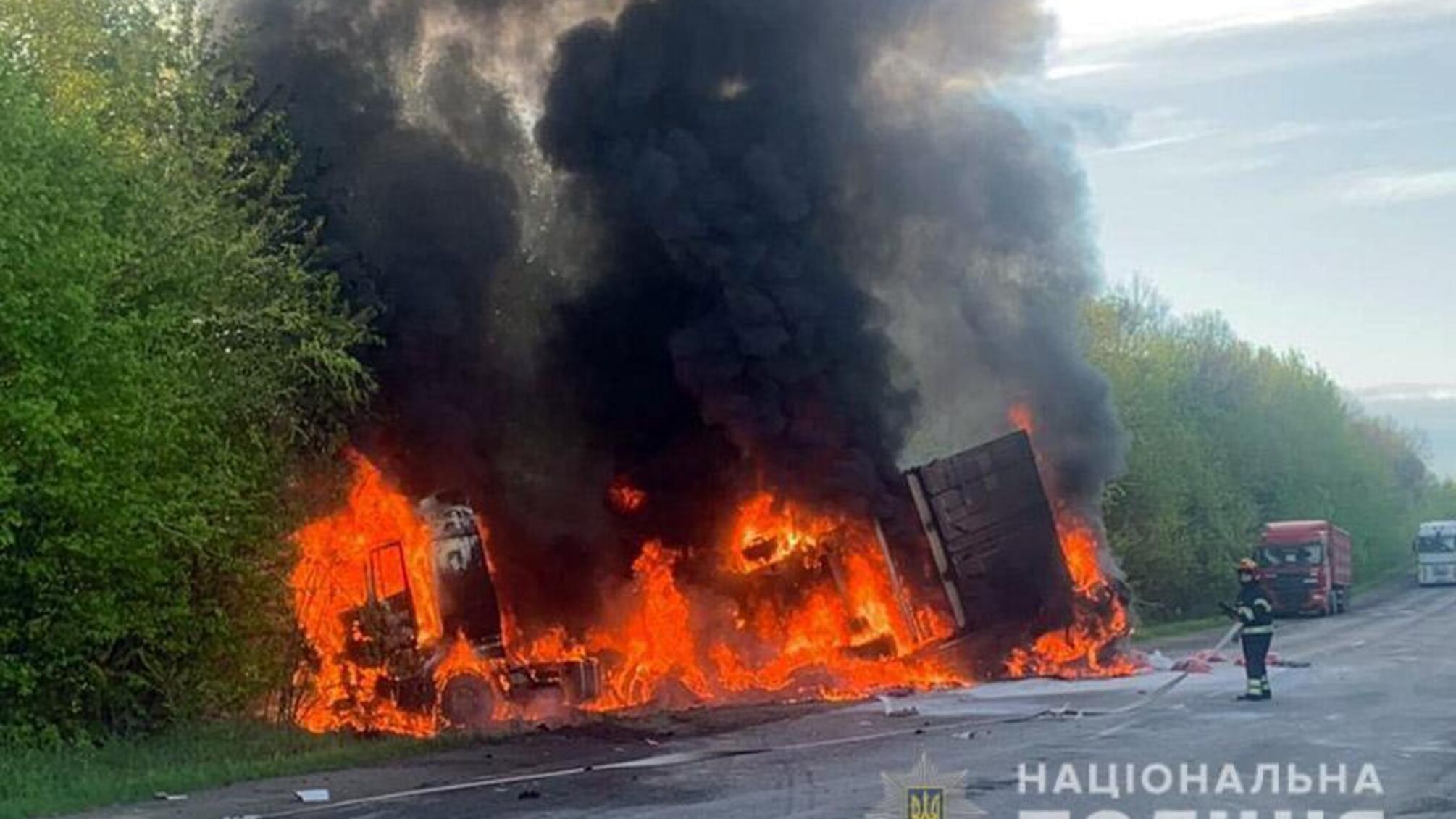На Хмельниччині поліція з'ясовує обставини ДТП із загиблими за участю трьох транспортних засобів