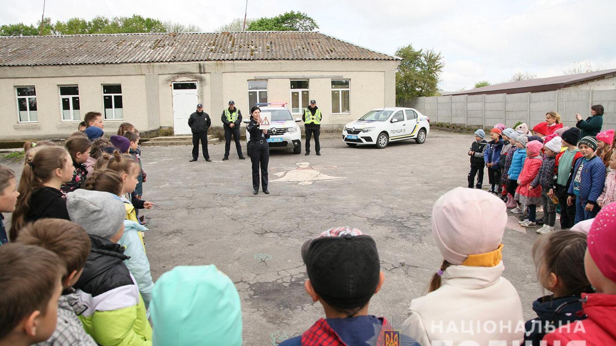 На Хмельниччині в рамках тижня безпеки дорожнього руху поліцейські провели заняття з школярами