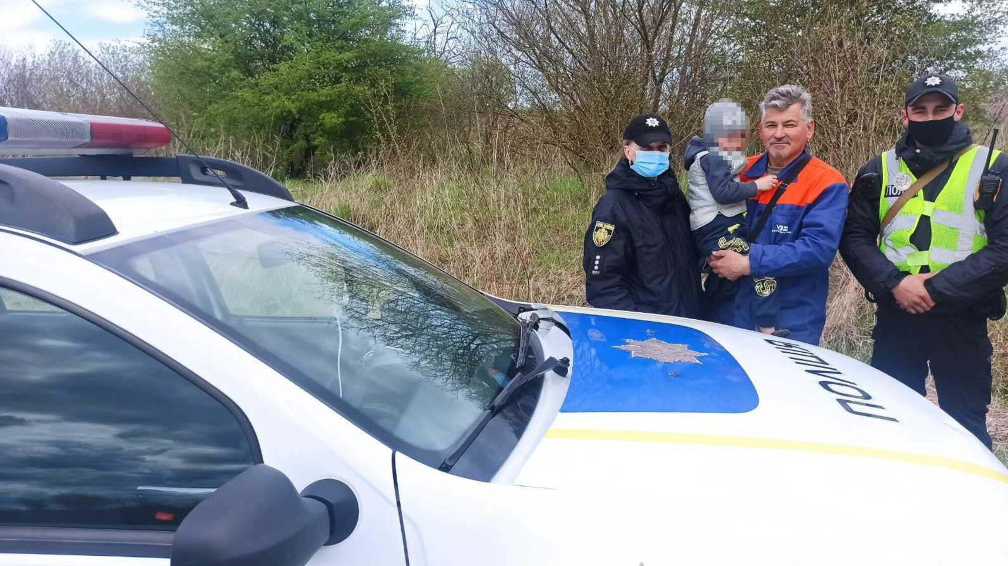 На Львівщині поліцейські розшукали 3-річного хлопчика ще до звернення родичів про його зникнення