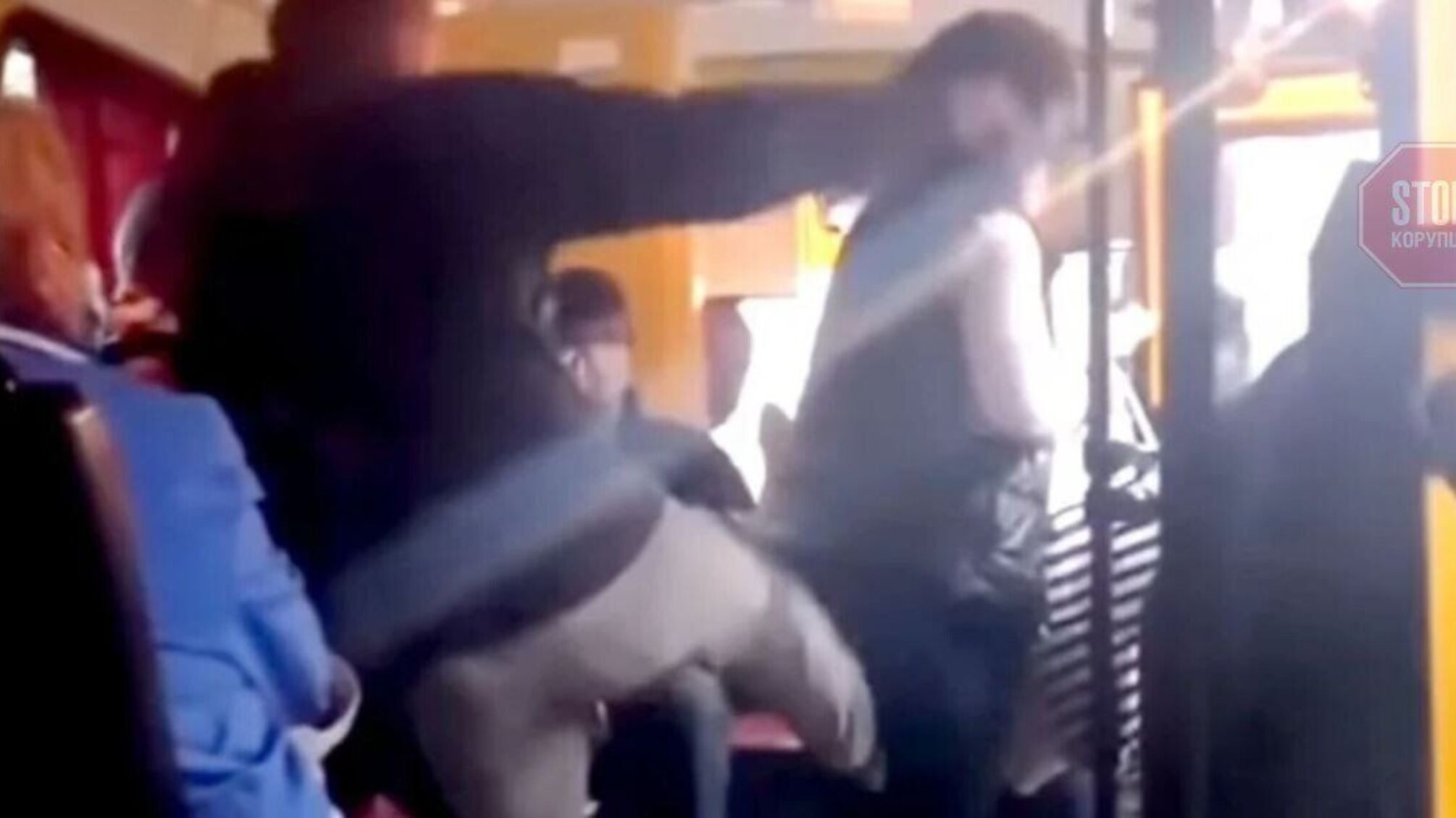 В Ужгороді пасажир маршрутки побив жінку з дитиною через суперечку з приводу місця (відео)