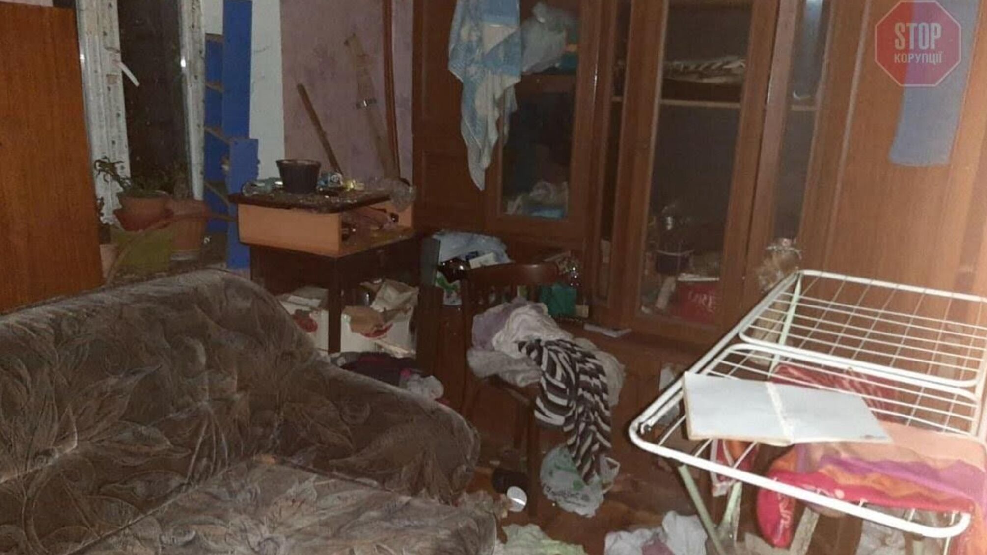 В Одесі правоохоронці врятували трьох дітей, яких закрили у квартирі та морили голодом (фото)
