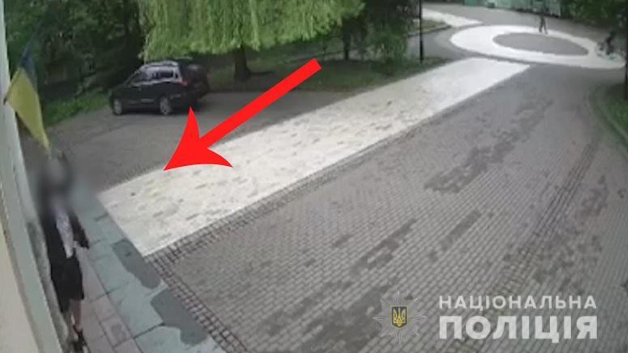 «Оперативники затримали чоловіка, який зірвав прапор України з адмінбудівлі на столичному Печерську», - Андрій Крищенко