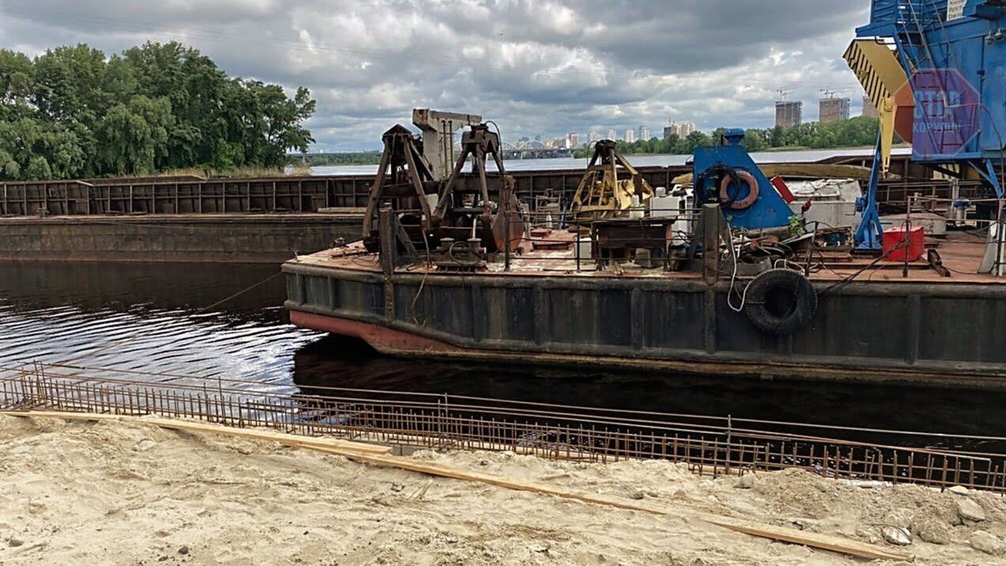 Зима близько? У Києві фірма ексдепутата Паладія зводить незаконну стіну поруч із заводом Ковальської (фото)